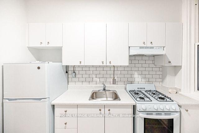 Front of Unit 3, 437 Spadina Avenue