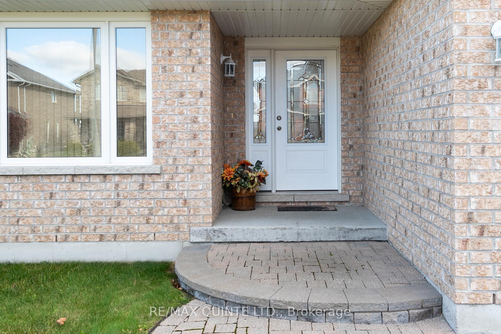 Photo 2 of 21 Gale Crescent, Belleville, Thurlow Ward — HOMEH
