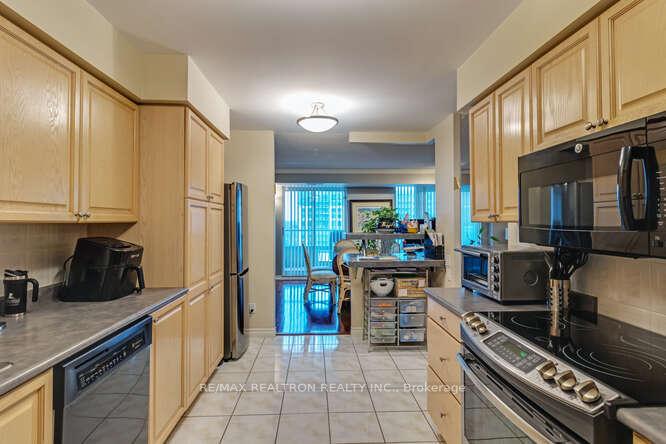 Photo 4 of Unit 1008, 8 Covington Road, Toronto, Englemount-Lawrence — HOMEH