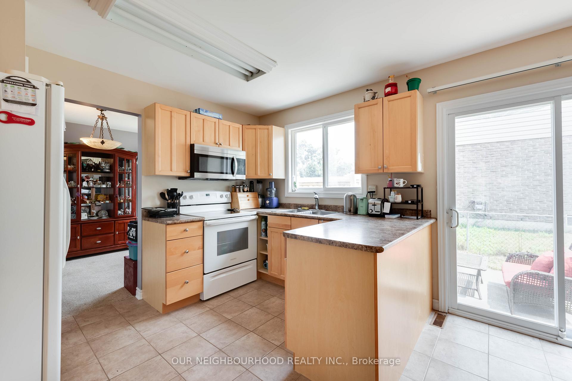 Photo 14 of 449 Leacock Drive, Barrie, Letitia Heights — HOMEH