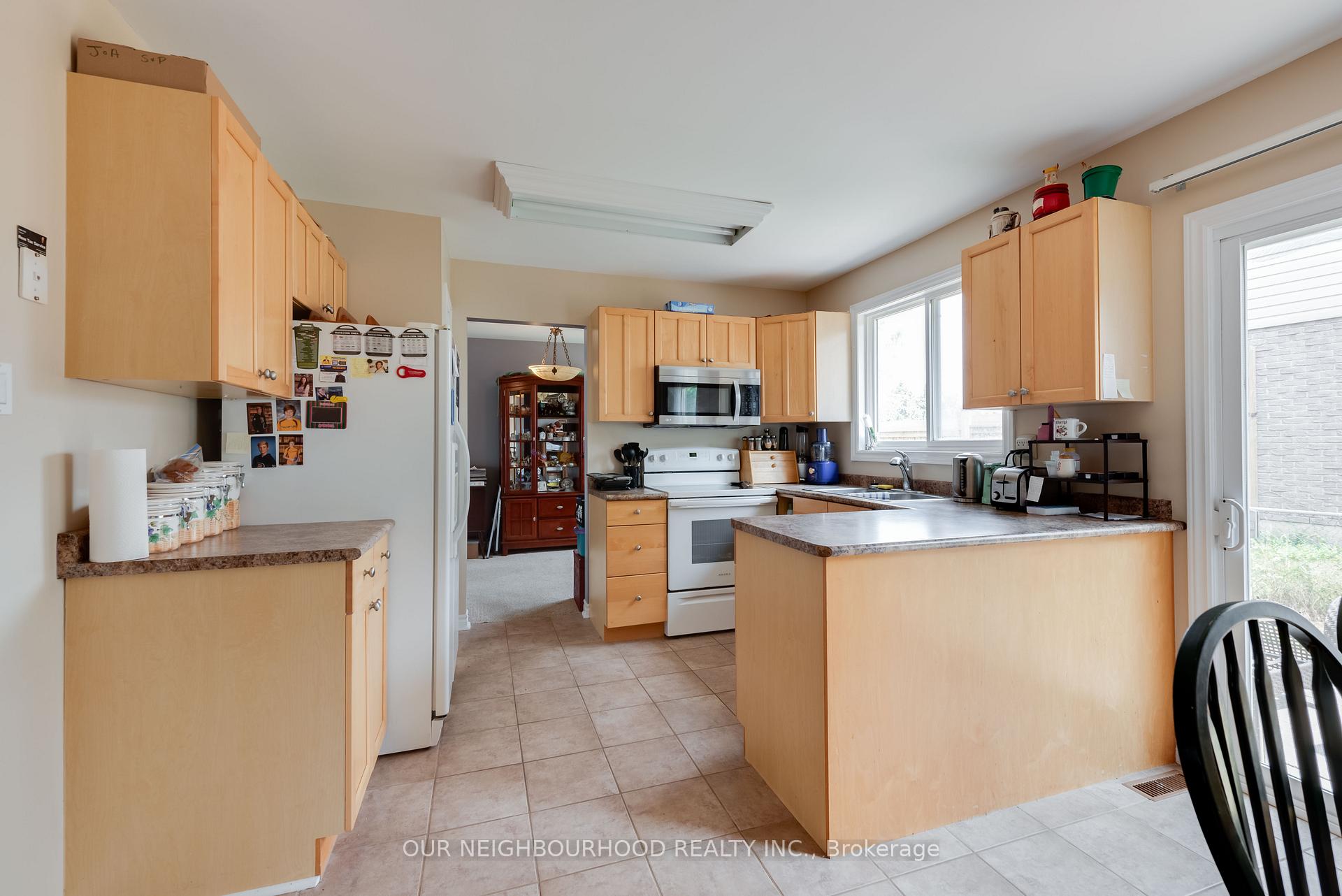 Photo 13 of 449 Leacock Drive, Barrie, Letitia Heights — HOMEH