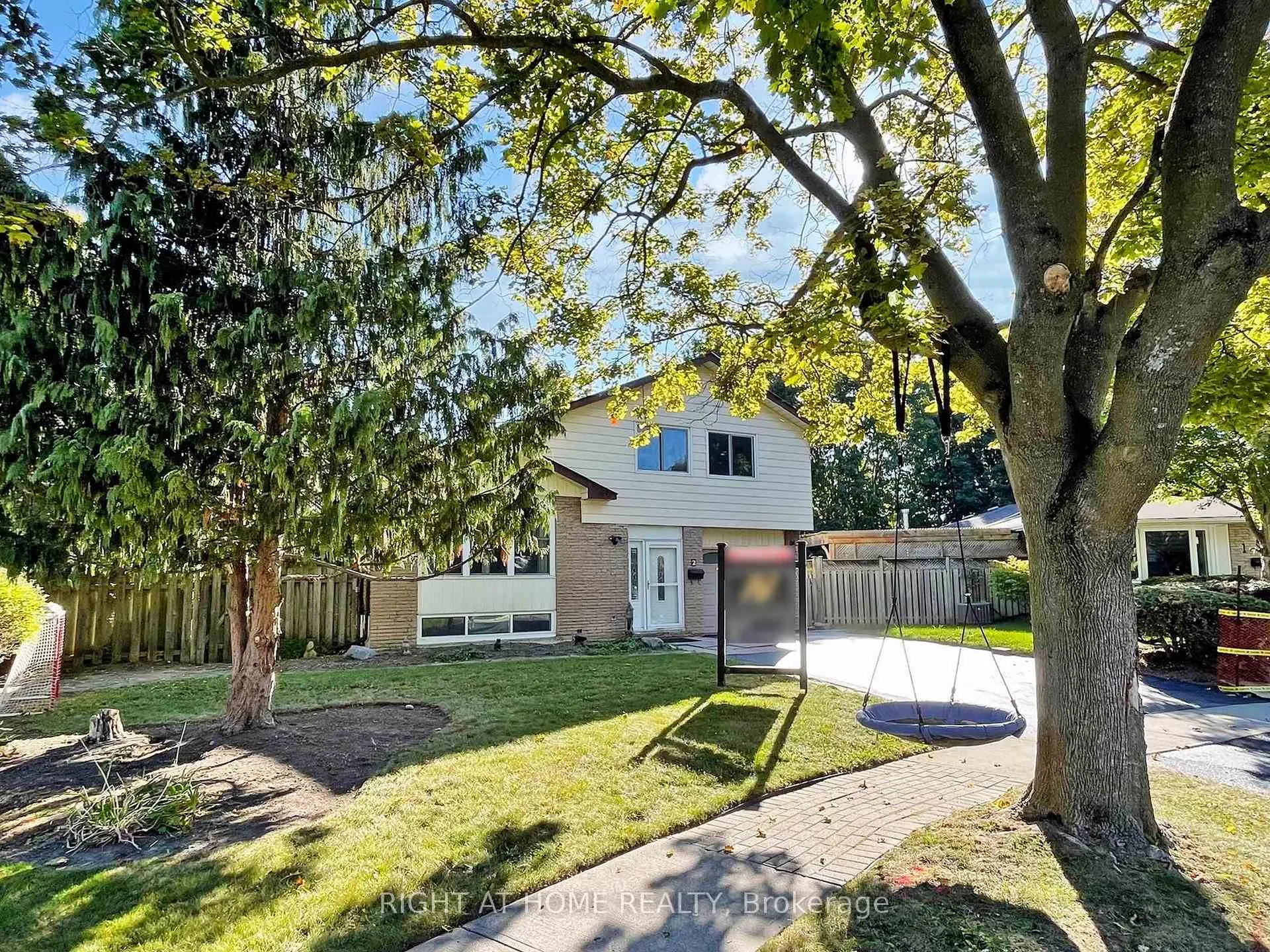Photo 4 of 2 Hetherington Drive, Clarington, Bowmanville — HOMEH