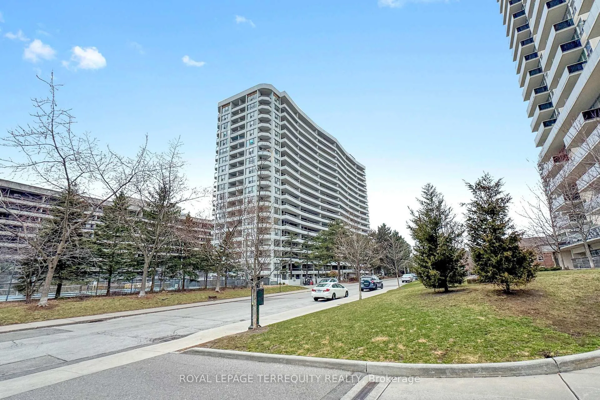 Photo 2 of Unit 1408, 100 Quebec Avenue, Toronto, High Park North — HOMEH