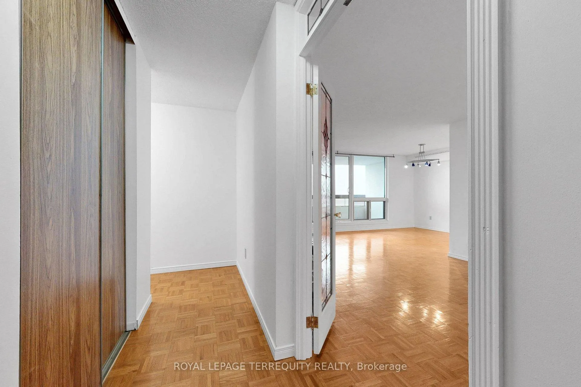 Photo 8 of Unit 1408, 100 Quebec Avenue, Toronto, High Park North — HOMEH