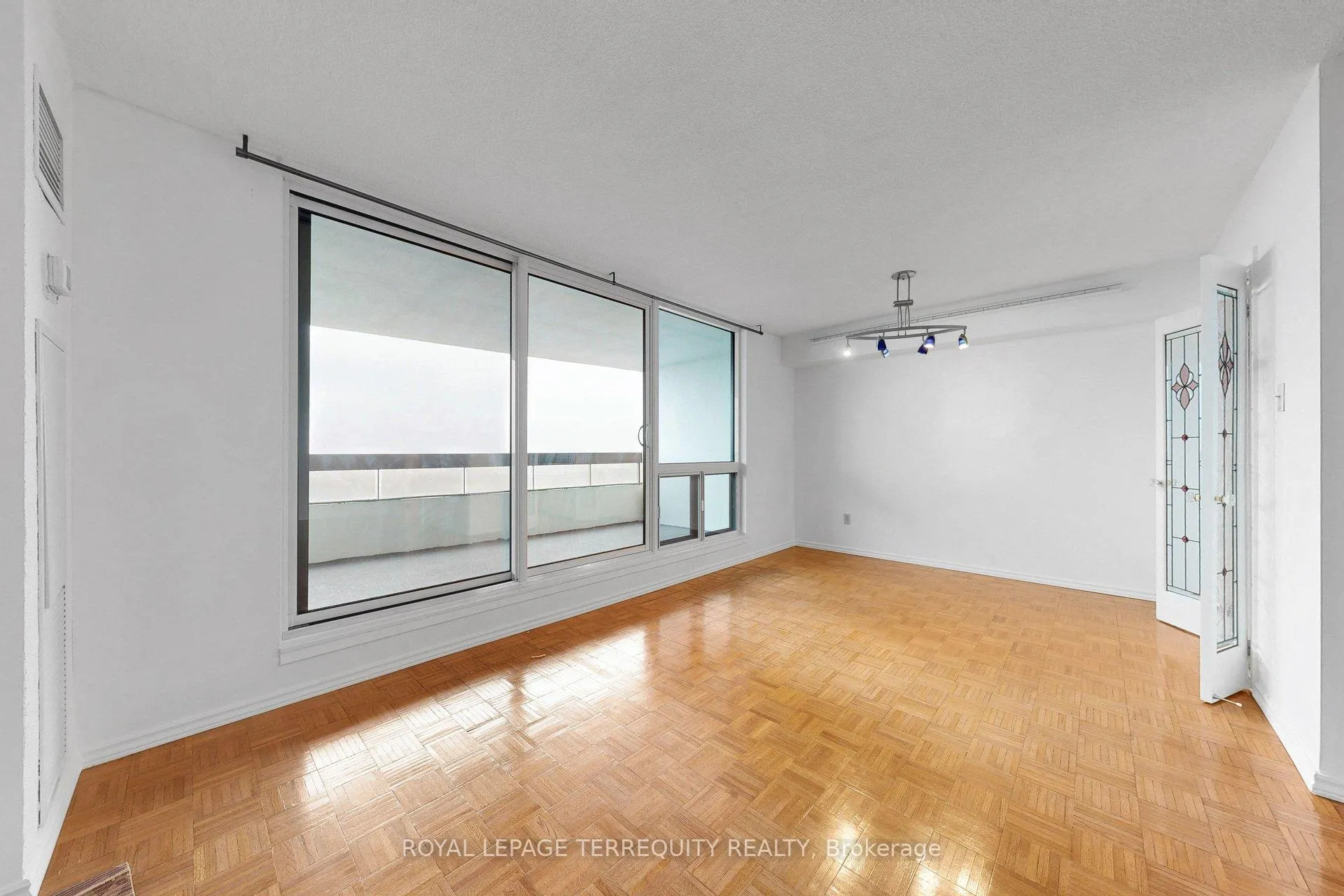 Photo 14 of Unit 1408, 100 Quebec Avenue, Toronto, High Park North — HOMEH