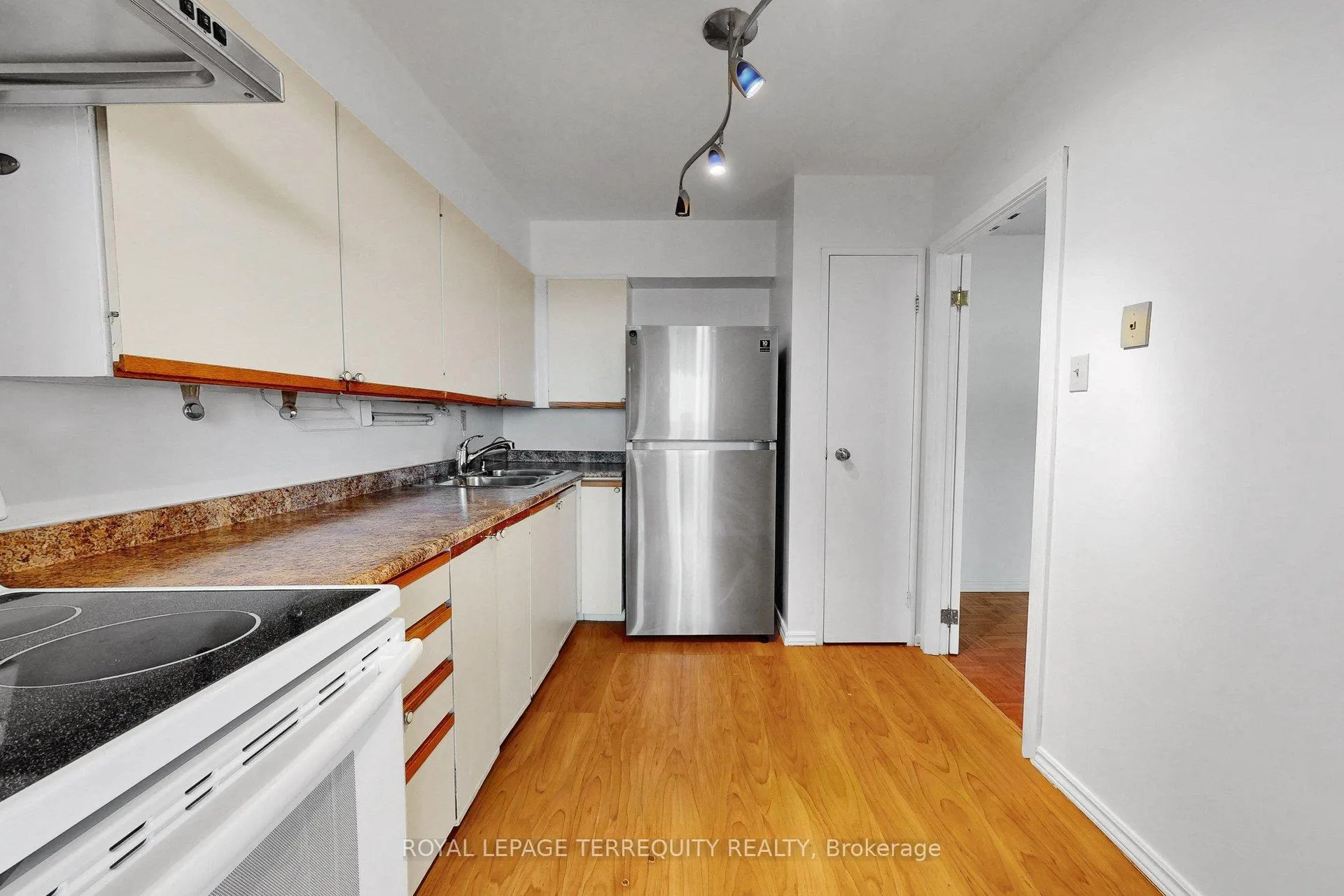 Photo 20 of Unit 1408, 100 Quebec Avenue, Toronto, High Park North — HOMEH