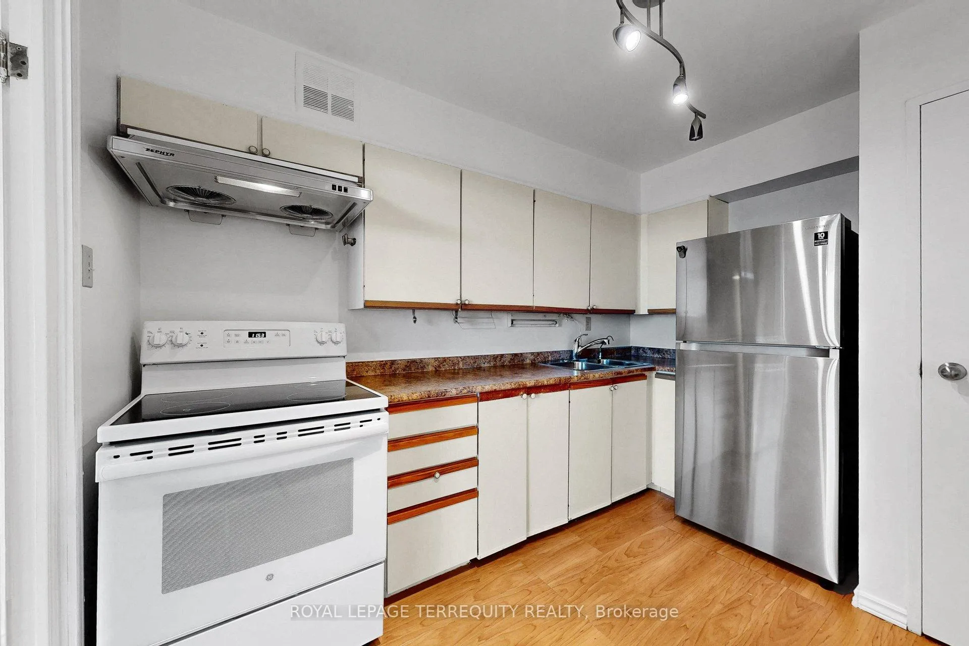 Photo 21 of Unit 1408, 100 Quebec Avenue, Toronto, High Park North — HOMEH