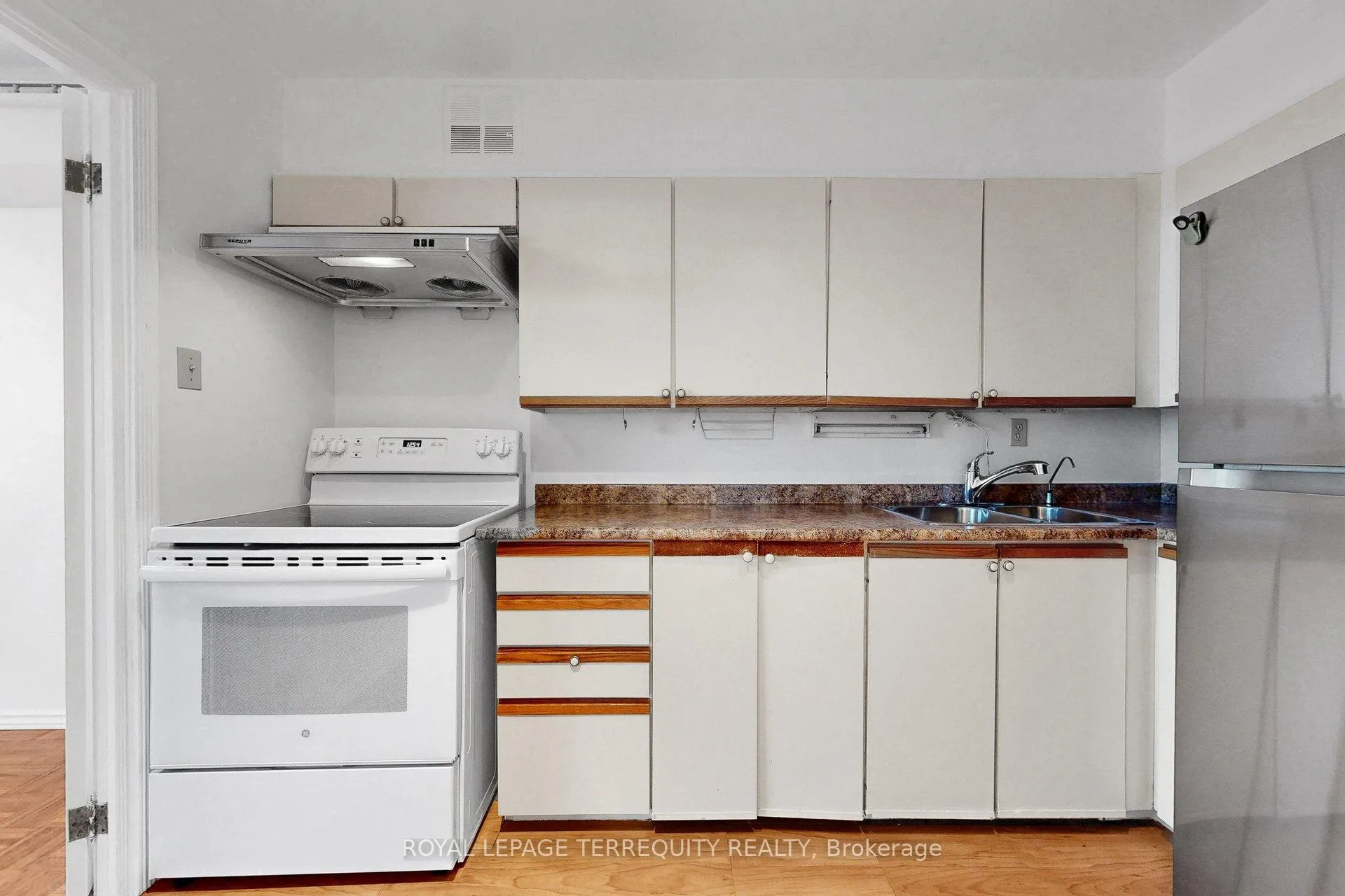Photo 23 of Unit 1408, 100 Quebec Avenue, Toronto, High Park North — HOMEH