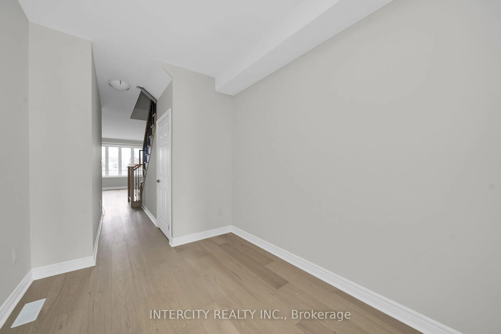 Photo 4 of 49 Johann Drive, Markham, Middlefield — HOMEH