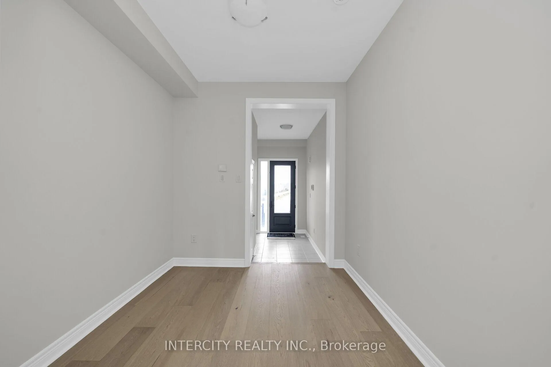Photo 5 of 49 Johann Drive, Markham, Middlefield — HOMEH