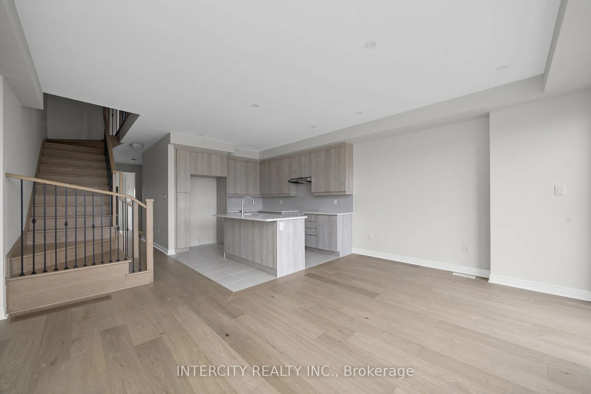 Photo 7 of 49 Johann Drive, Markham, Middlefield — HOMEH