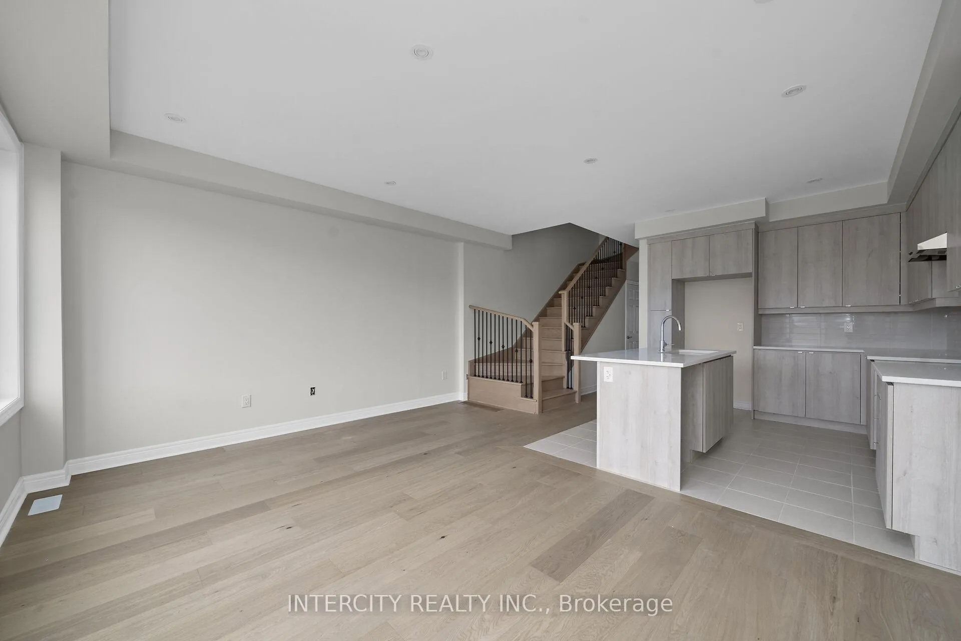 Photo 8 of 49 Johann Drive, Markham, Middlefield — HOMEH