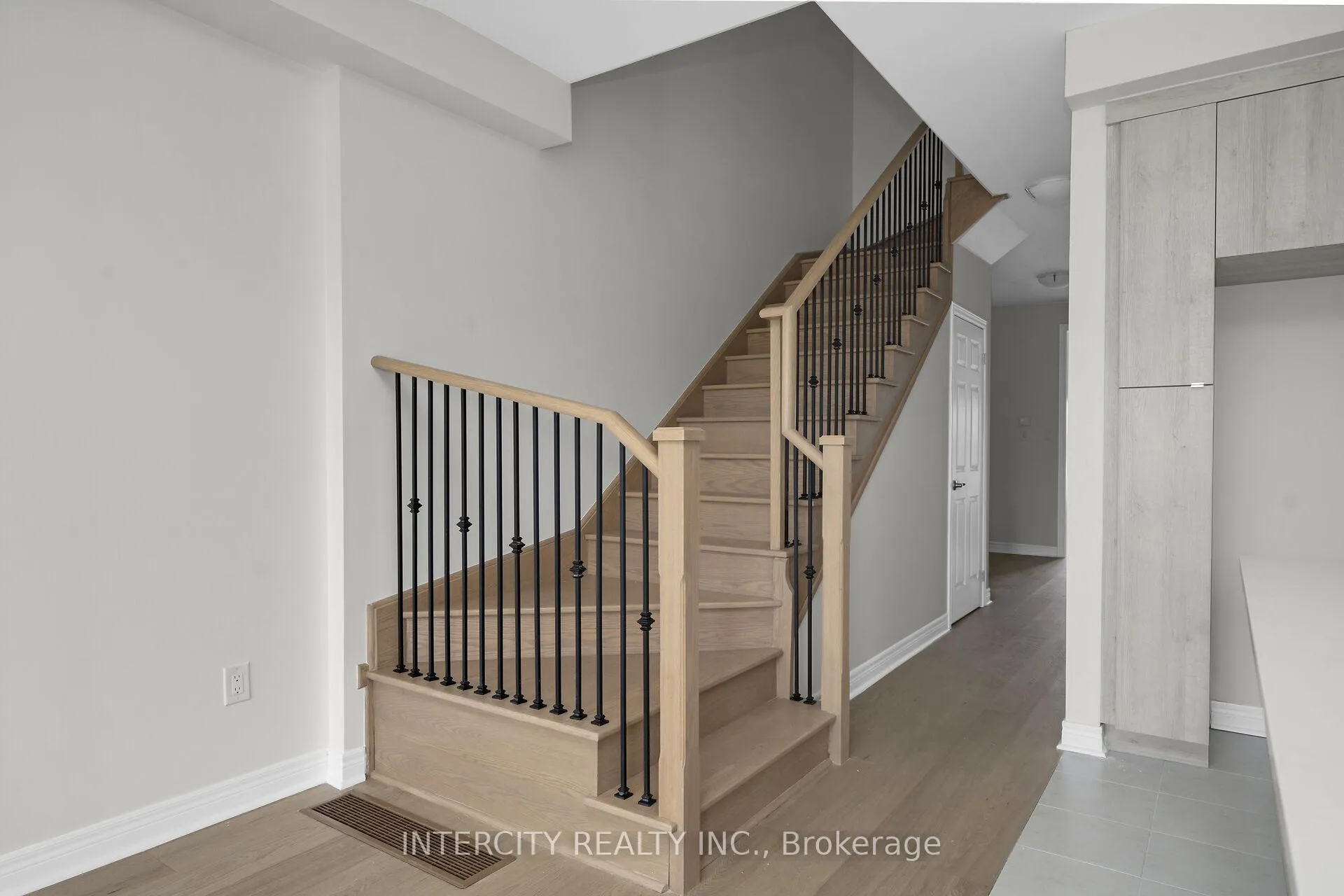 Photo 15 of 49 Johann Drive, Markham, Middlefield — HOMEH
