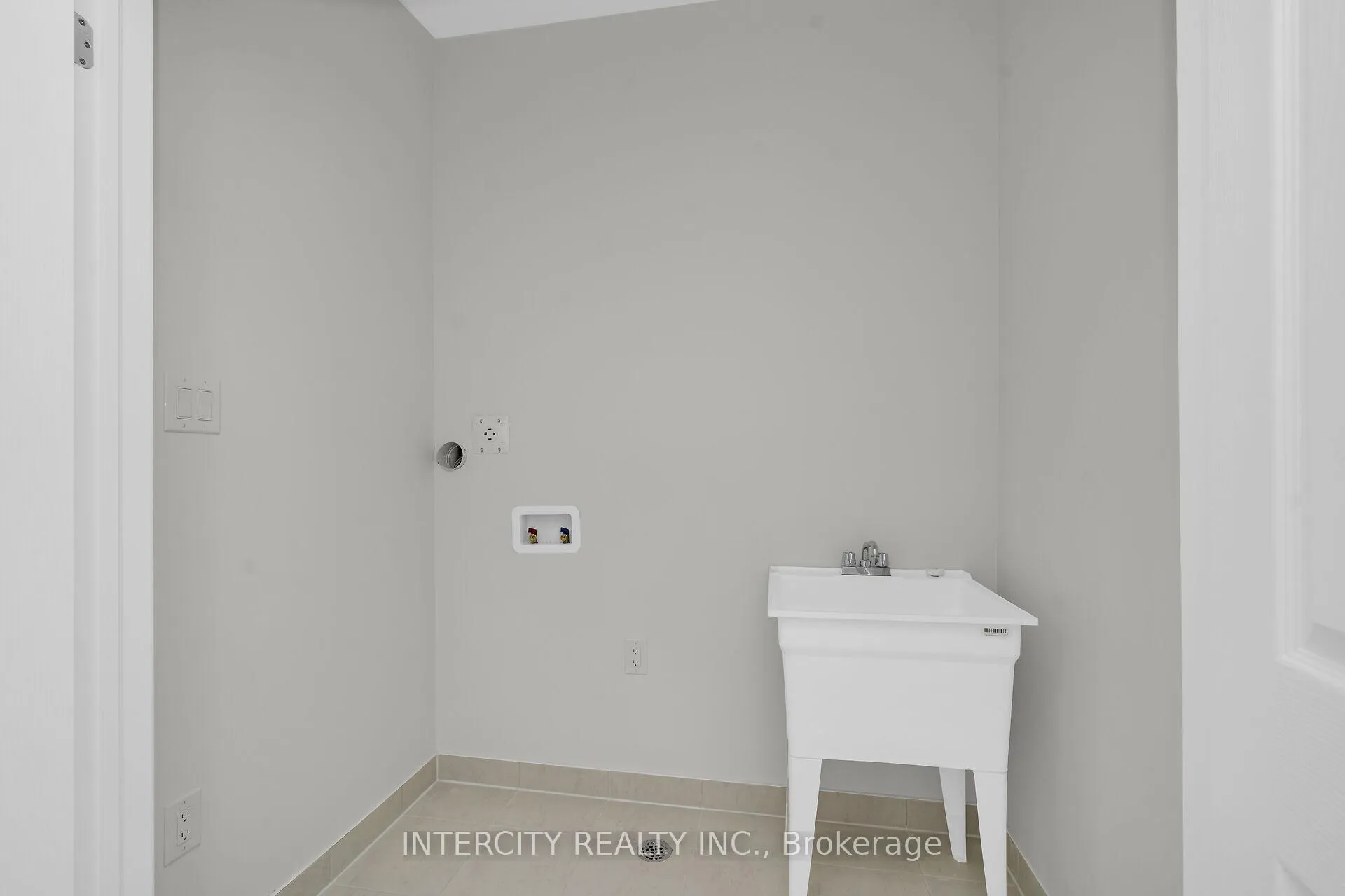 Photo 25 of 49 Johann Drive, Markham, Middlefield — HOMEH