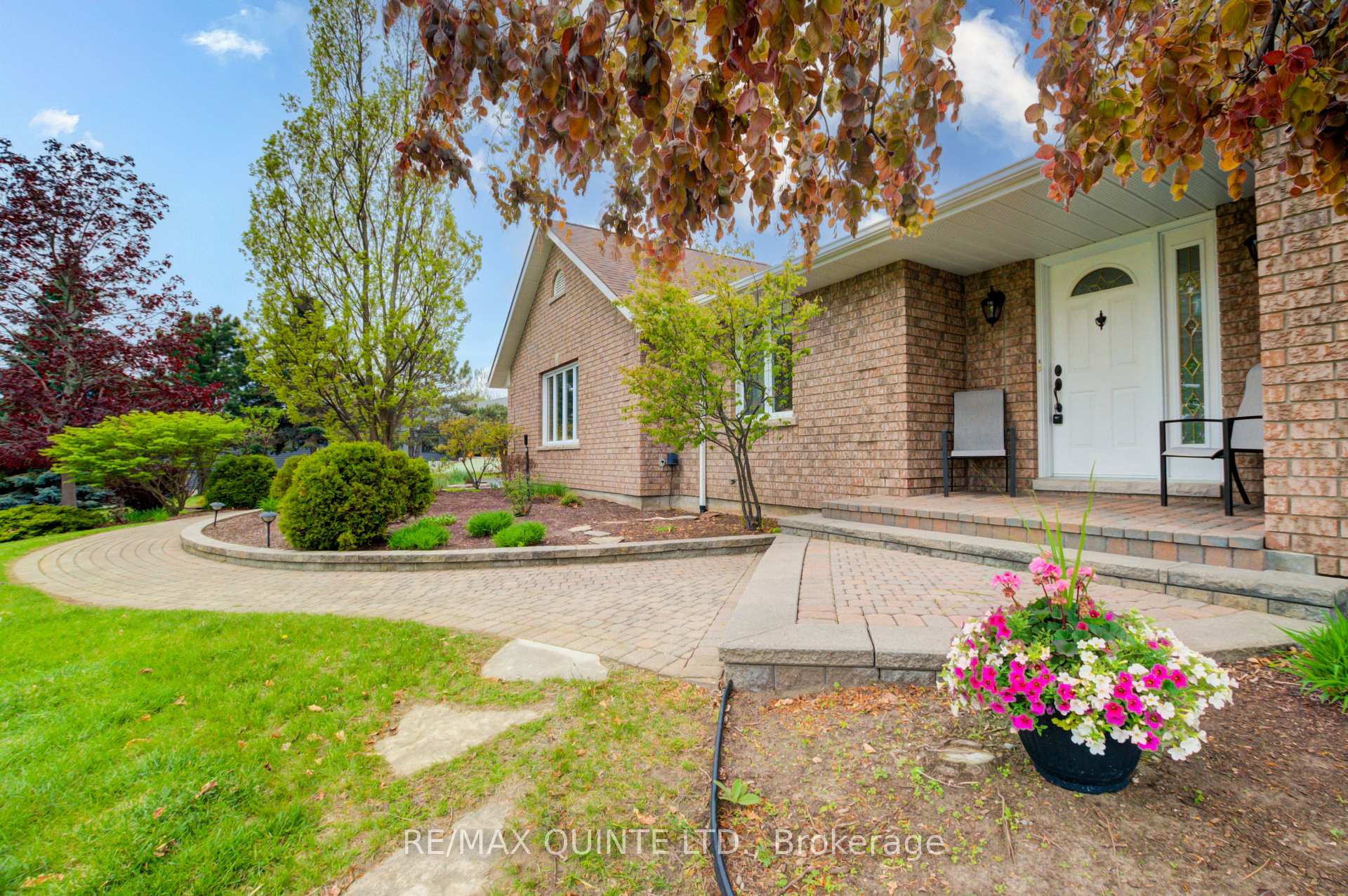 Photo 3 of 38 Oakridge Drive, Hamilton, Stoney Creek — HOMEH