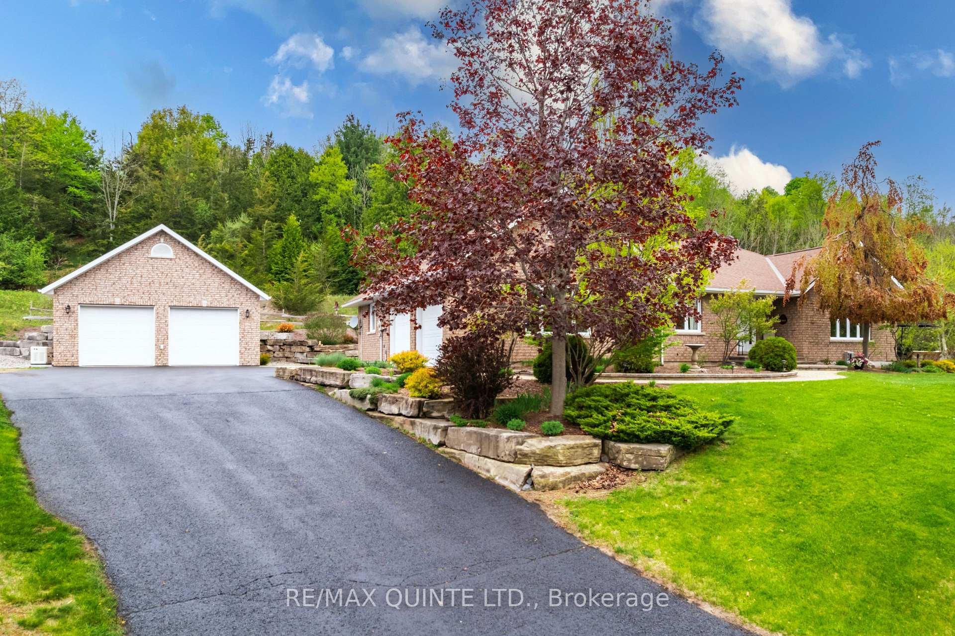 Photo 2 of 38 Oakridge Drive, Hamilton, Stoney Creek — HOMEH