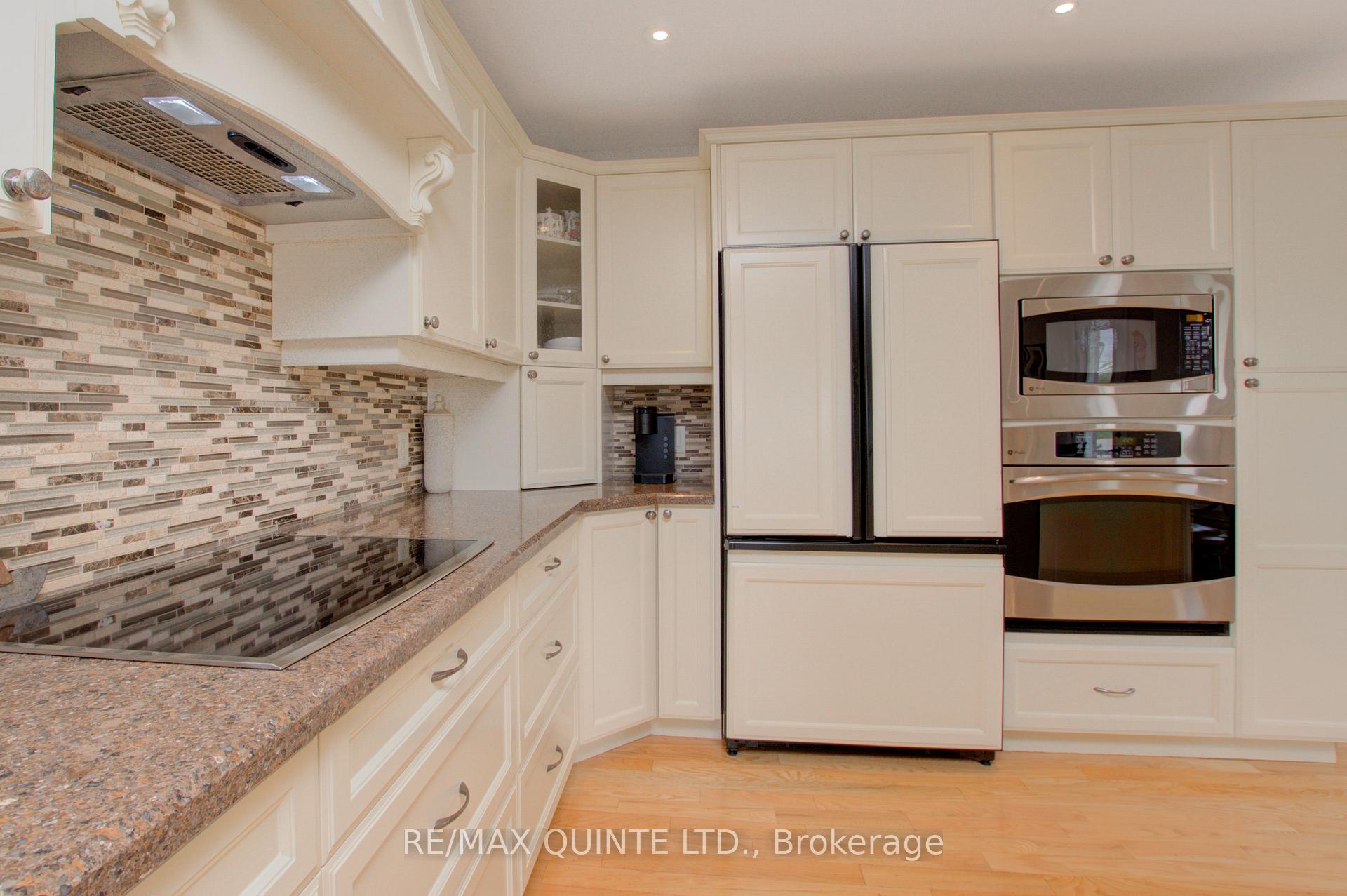 Photo 10 of 38 Oakridge Drive, Hamilton, Stoney Creek — HOMEH