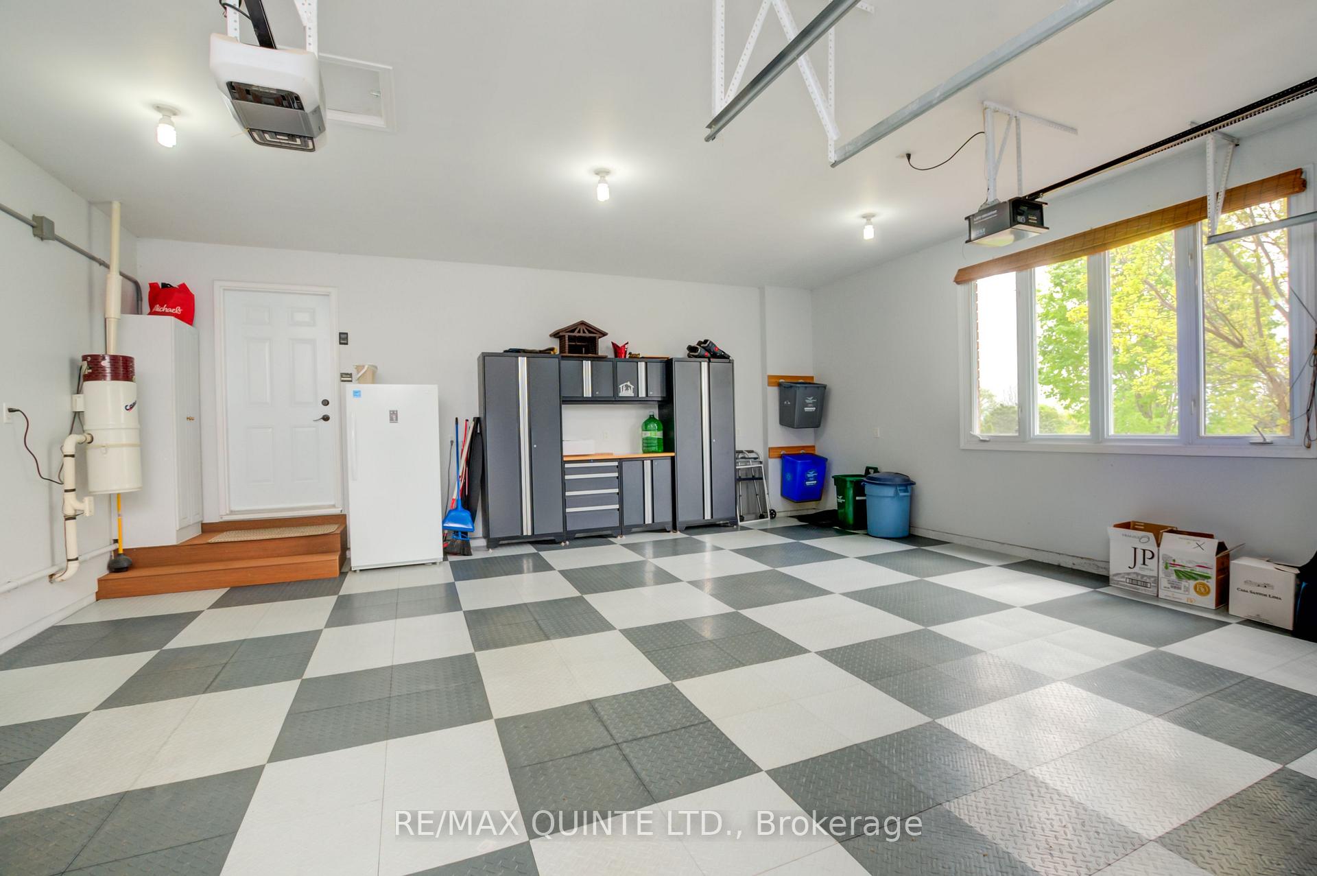 Photo 23 of 38 Oakridge Drive, Hamilton, Stoney Creek — HOMEH