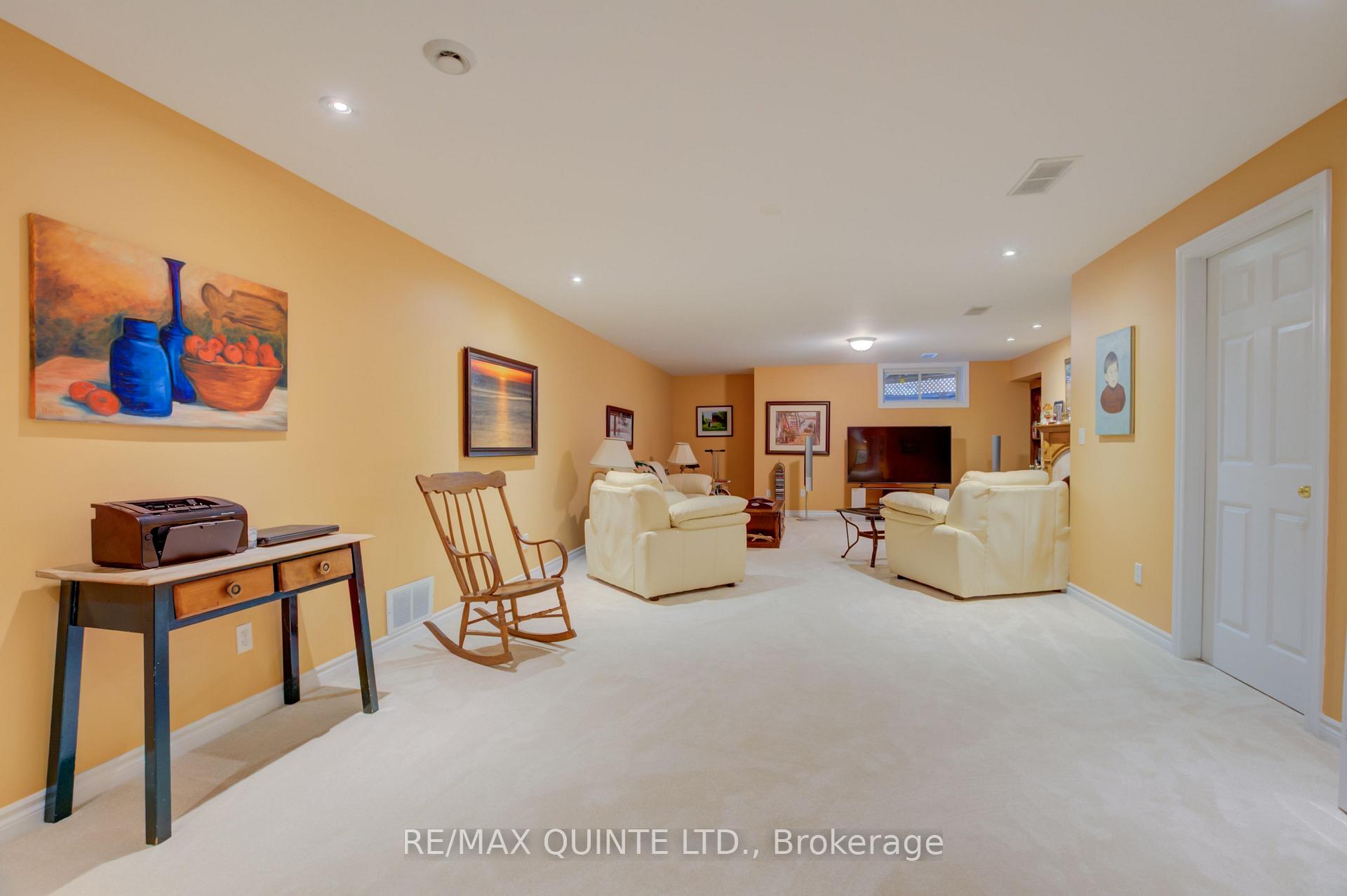 Photo 24 of 38 Oakridge Drive, Hamilton, Stoney Creek — HOMEH