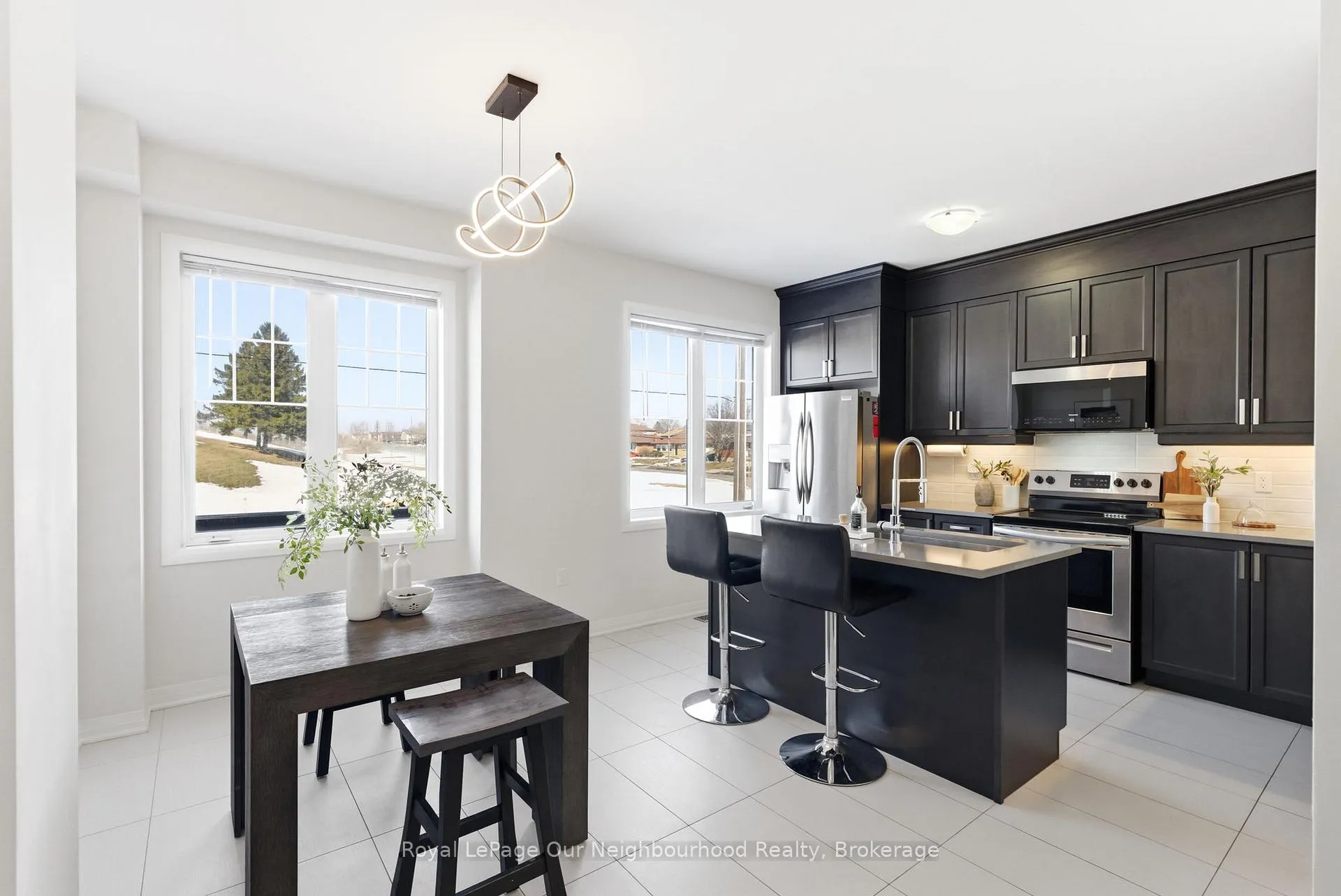Photo 3 of 818 Atwater Path, Oshawa, Lakeview — HOMEH