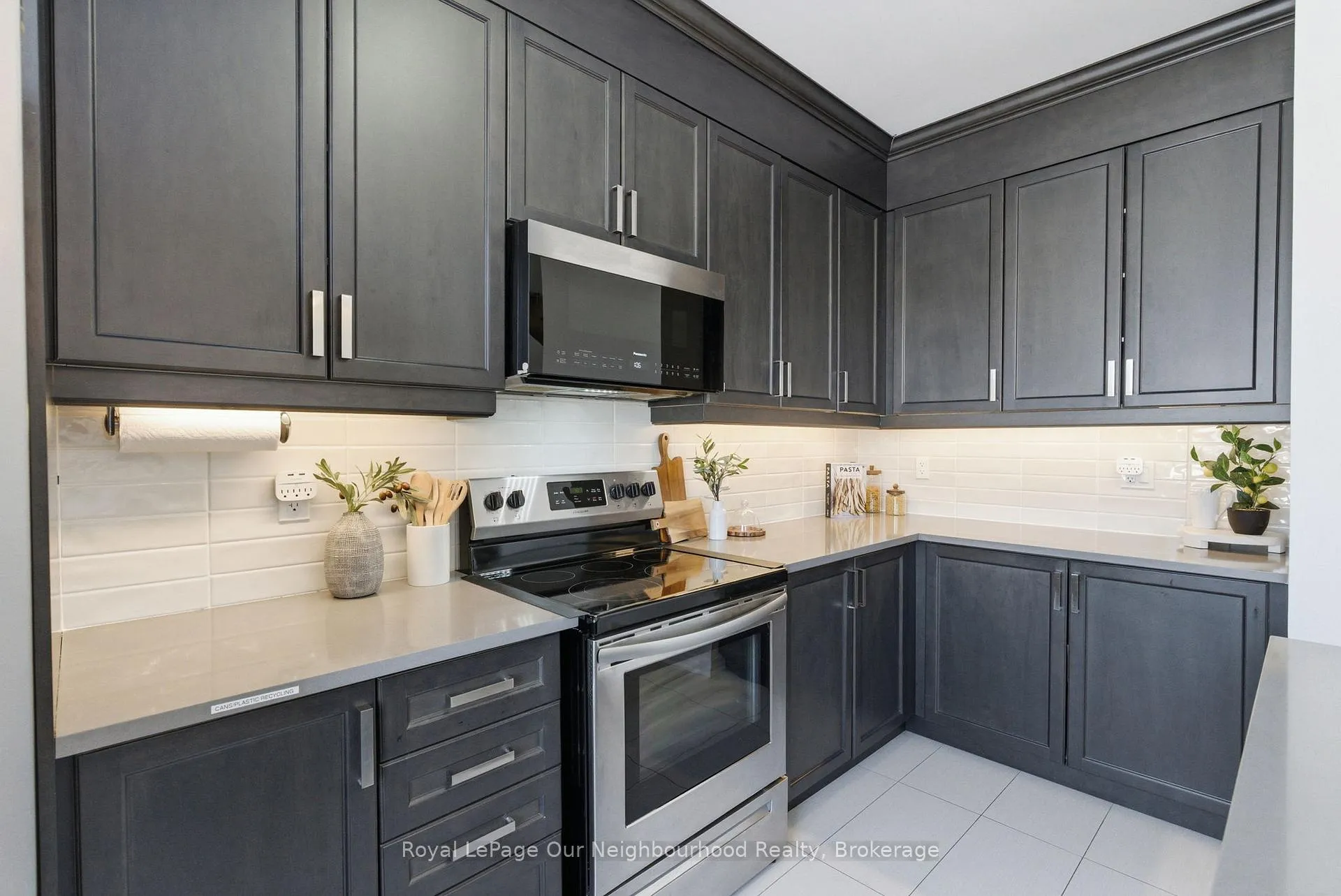 Photo 7 of 818 Atwater Path, Oshawa, Lakeview — HOMEH