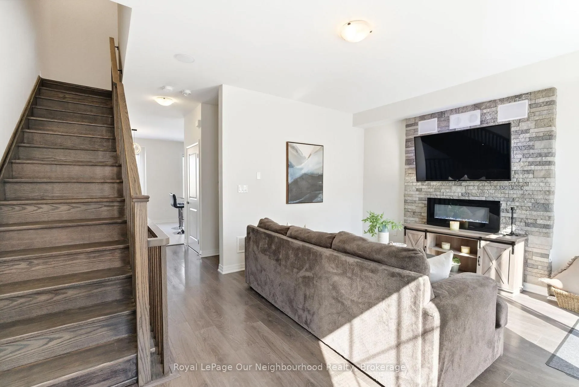Photo 10 of 818 Atwater Path, Oshawa, Lakeview — HOMEH