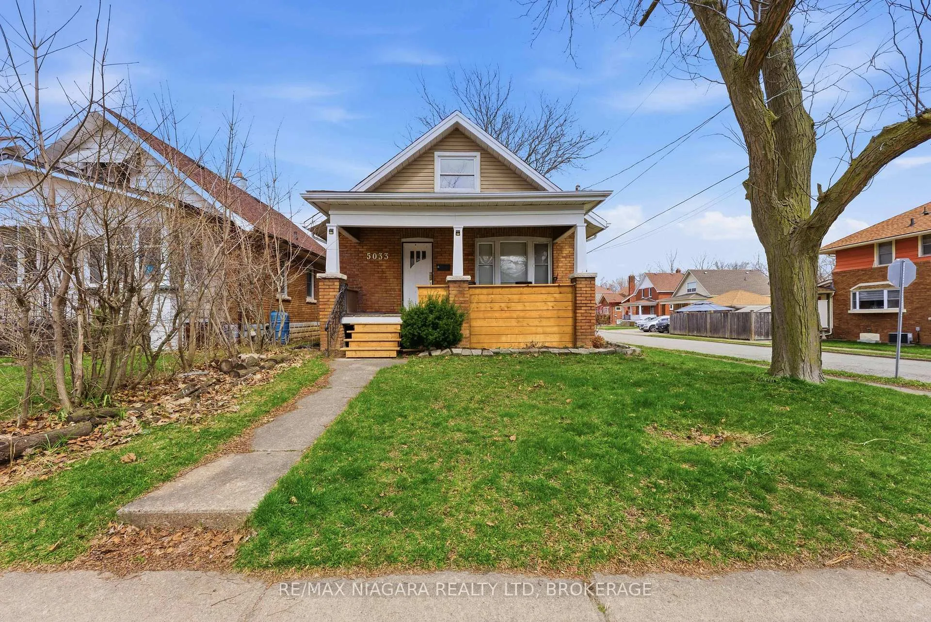 Photo 2 of 5033 Willmott Street, Niagara Falls, Cherrywood — HOMEH