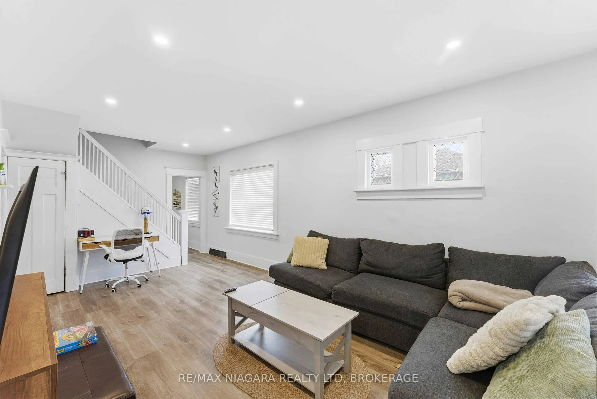 Photo 3 of 5033 Willmott Street, Niagara Falls, Cherrywood — HOMEH