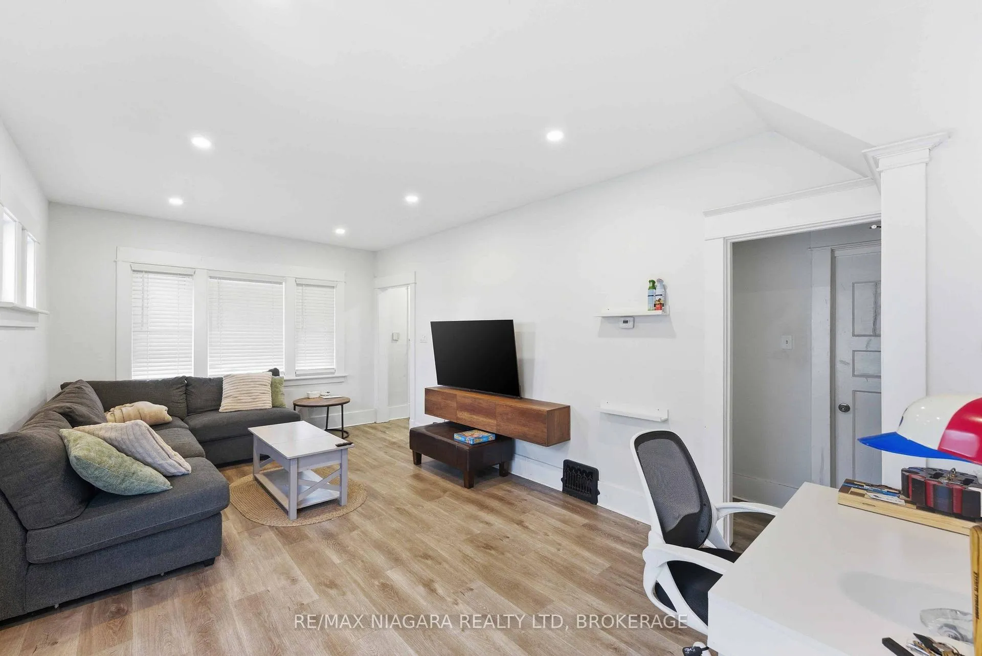 Photo 4 of 5033 Willmott Street, Niagara Falls, Cherrywood — HOMEH