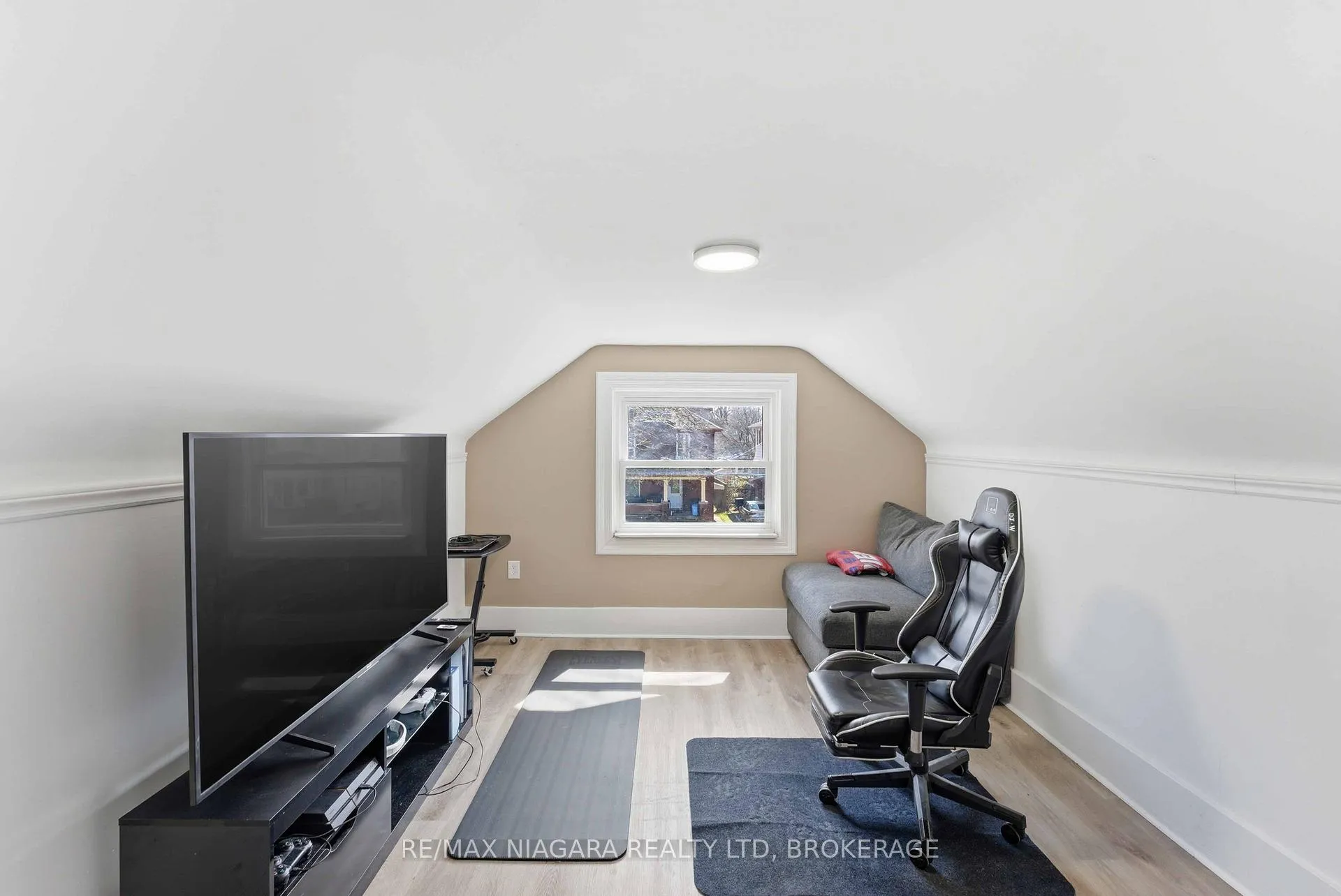 Photo 15 of 5033 Willmott Street, Niagara Falls, Cherrywood — HOMEH