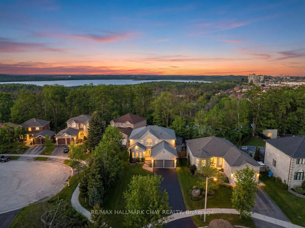 Photo 1 of 21 Tascona Court, Barrie, Little Lake — HOMEH