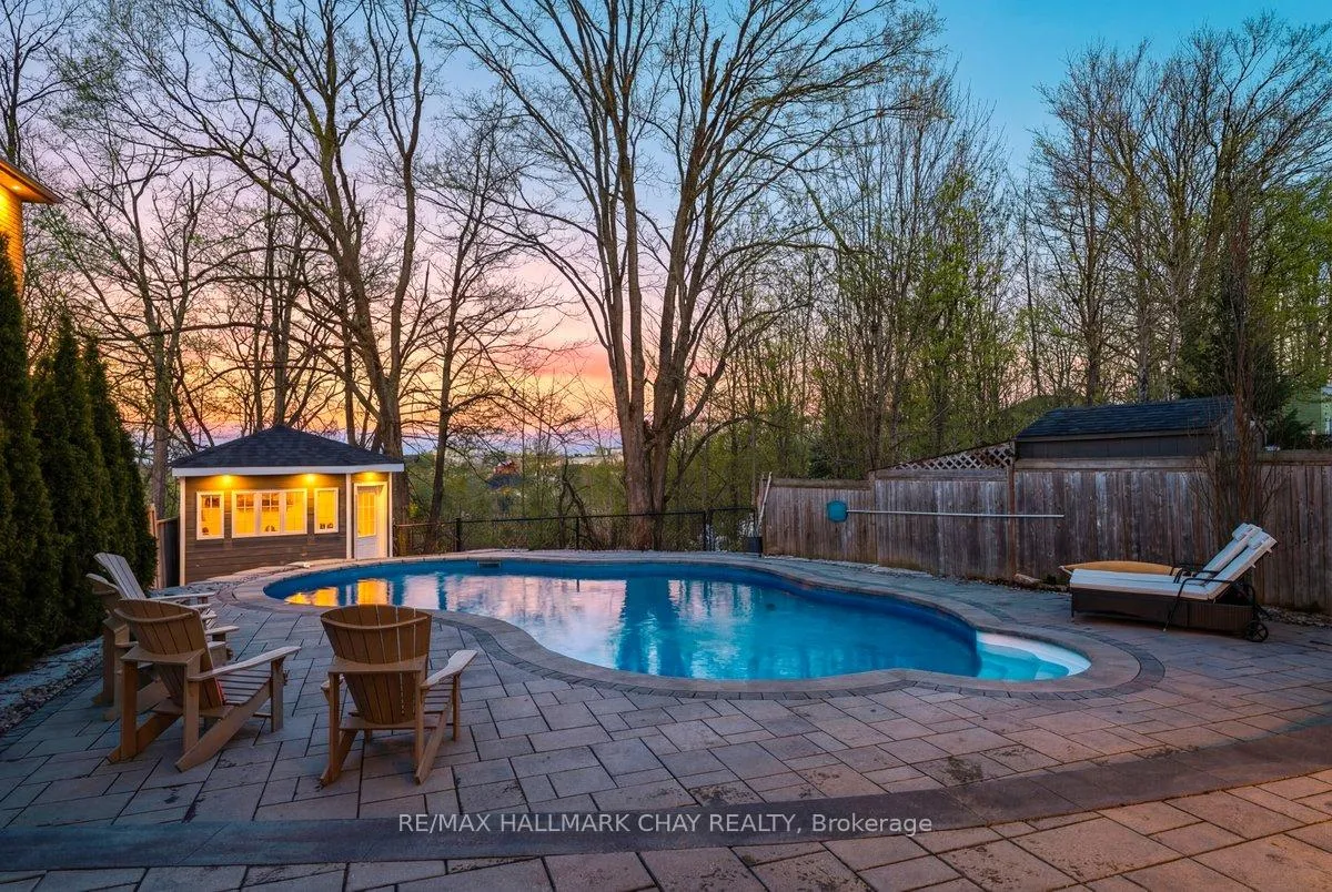 Photo 4 of 21 Tascona Court, Barrie, Little Lake — HOMEH
