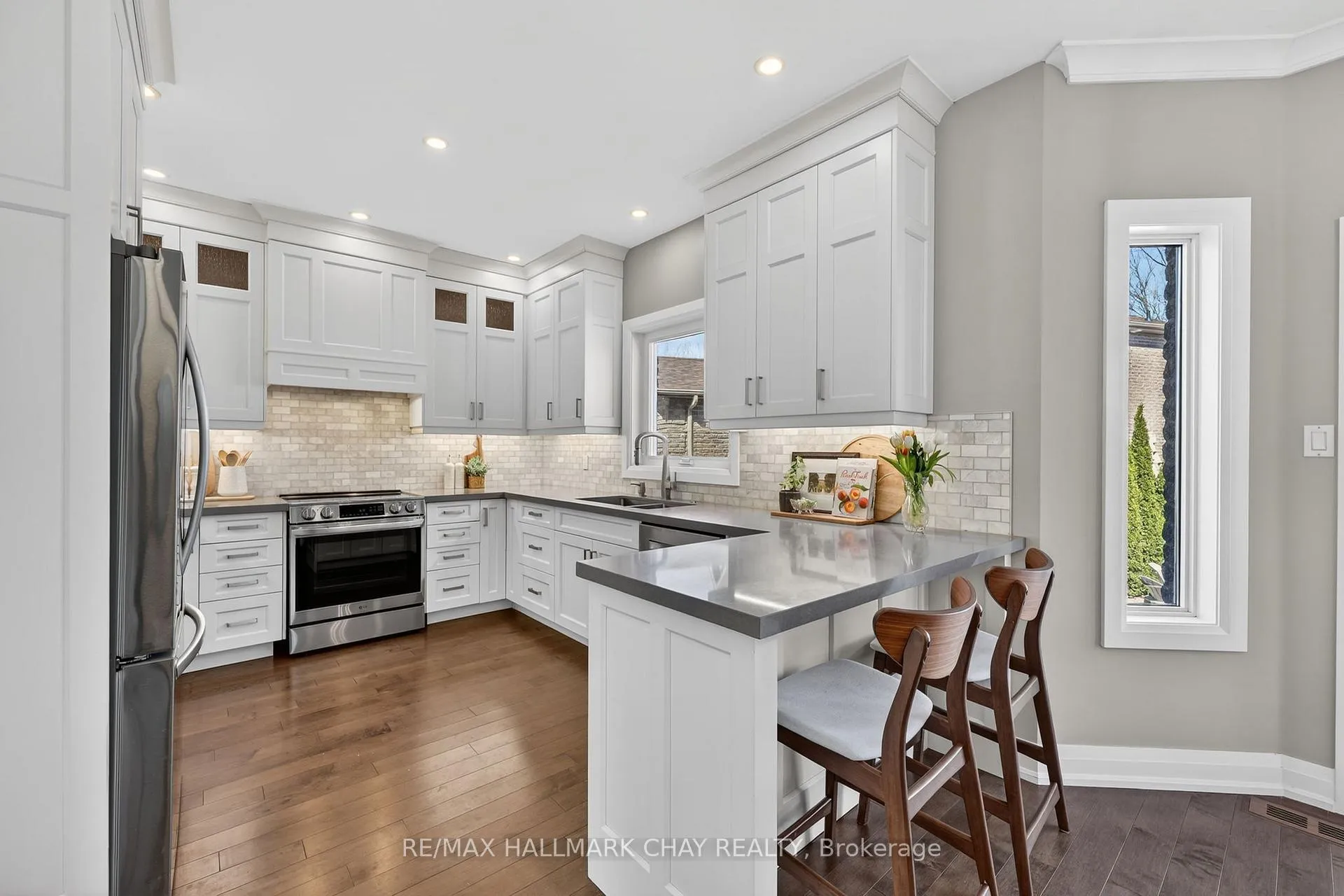 Photo 12 of 21 Tascona Court, Barrie, Little Lake — HOMEH