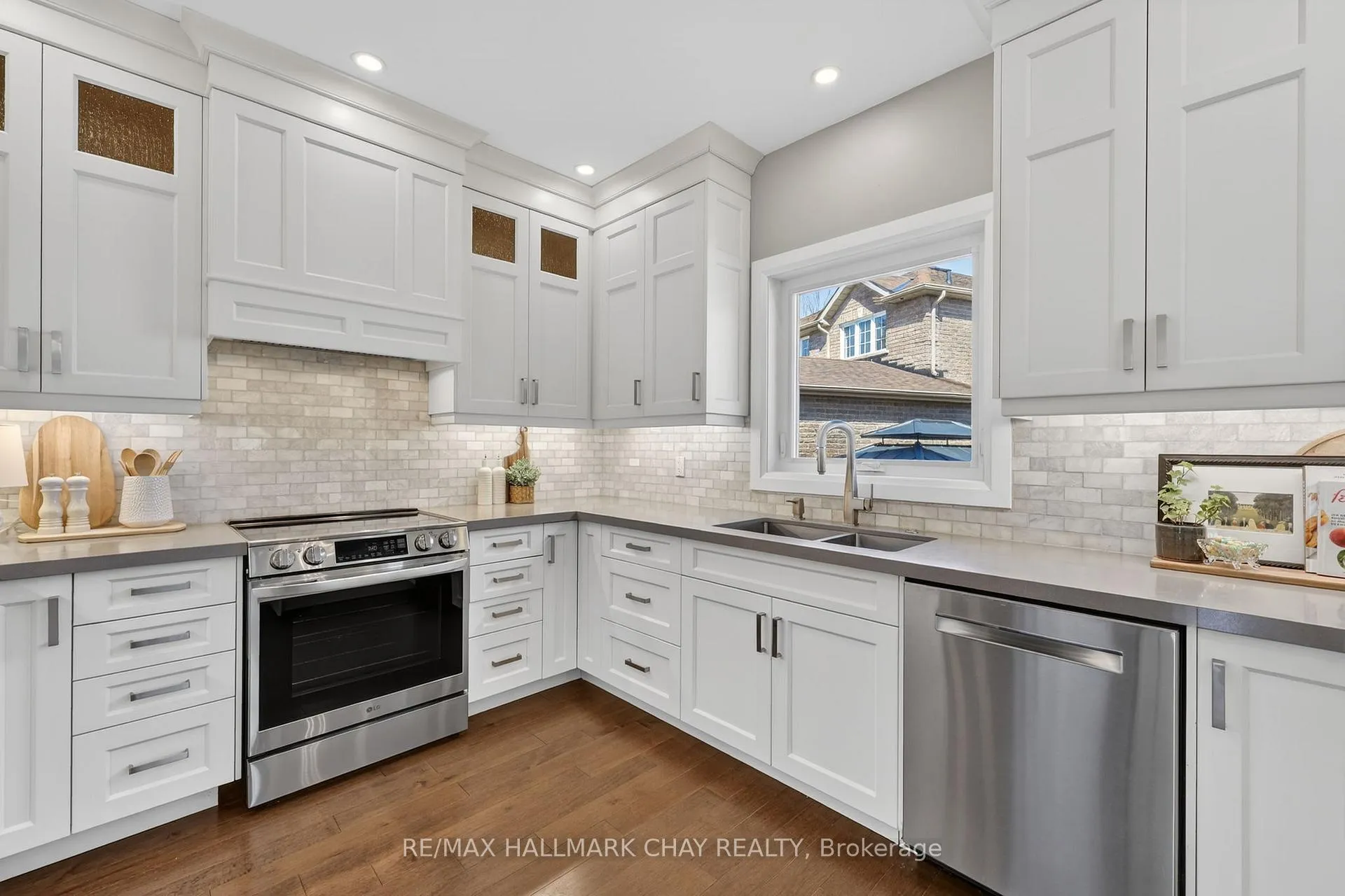 Photo 13 of 21 Tascona Court, Barrie, Little Lake — HOMEH
