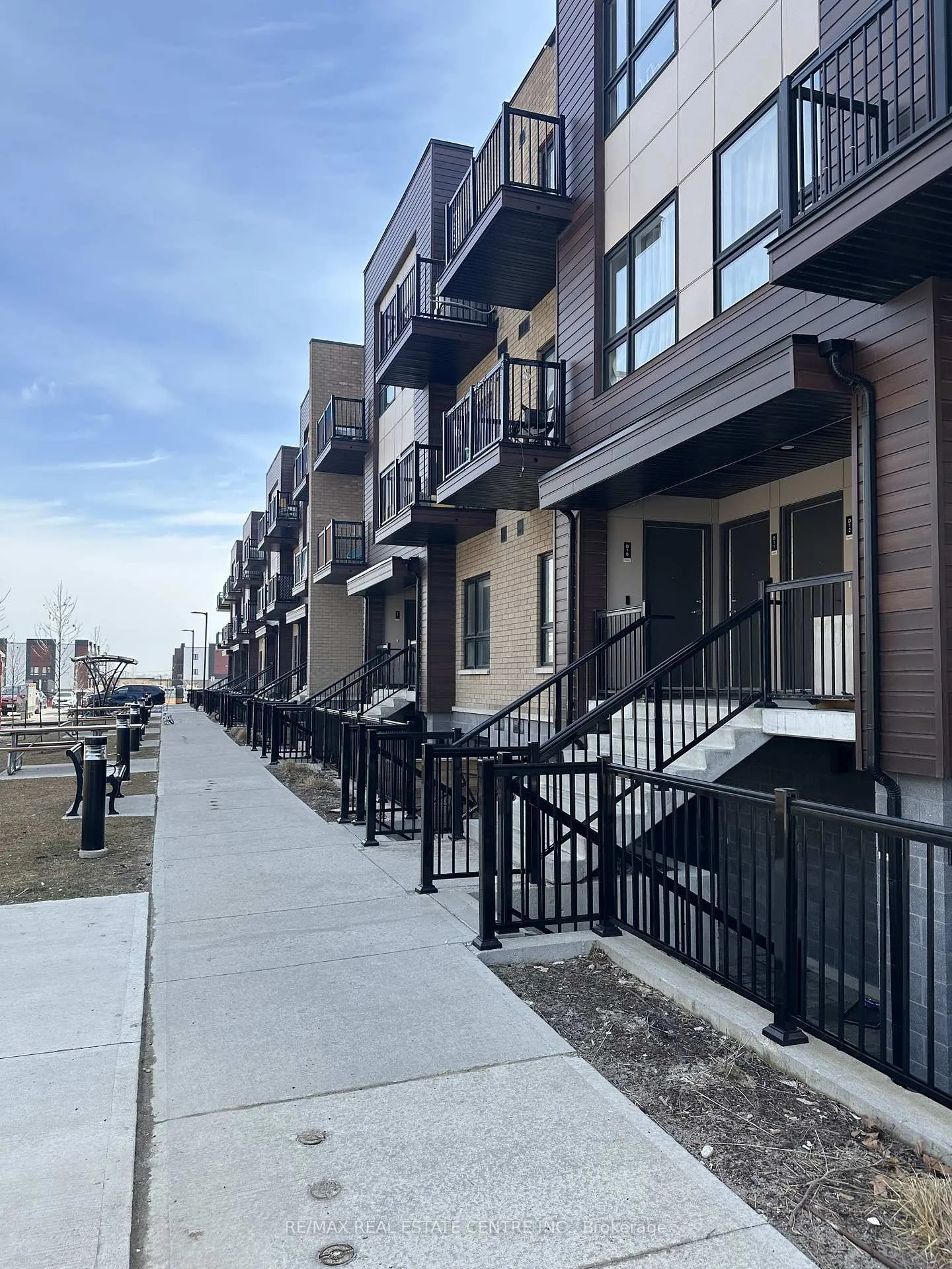 Photo 5 of Unit E9-20, 20 Palace Street, Kitchener, Laurentian Hills — HOMEH