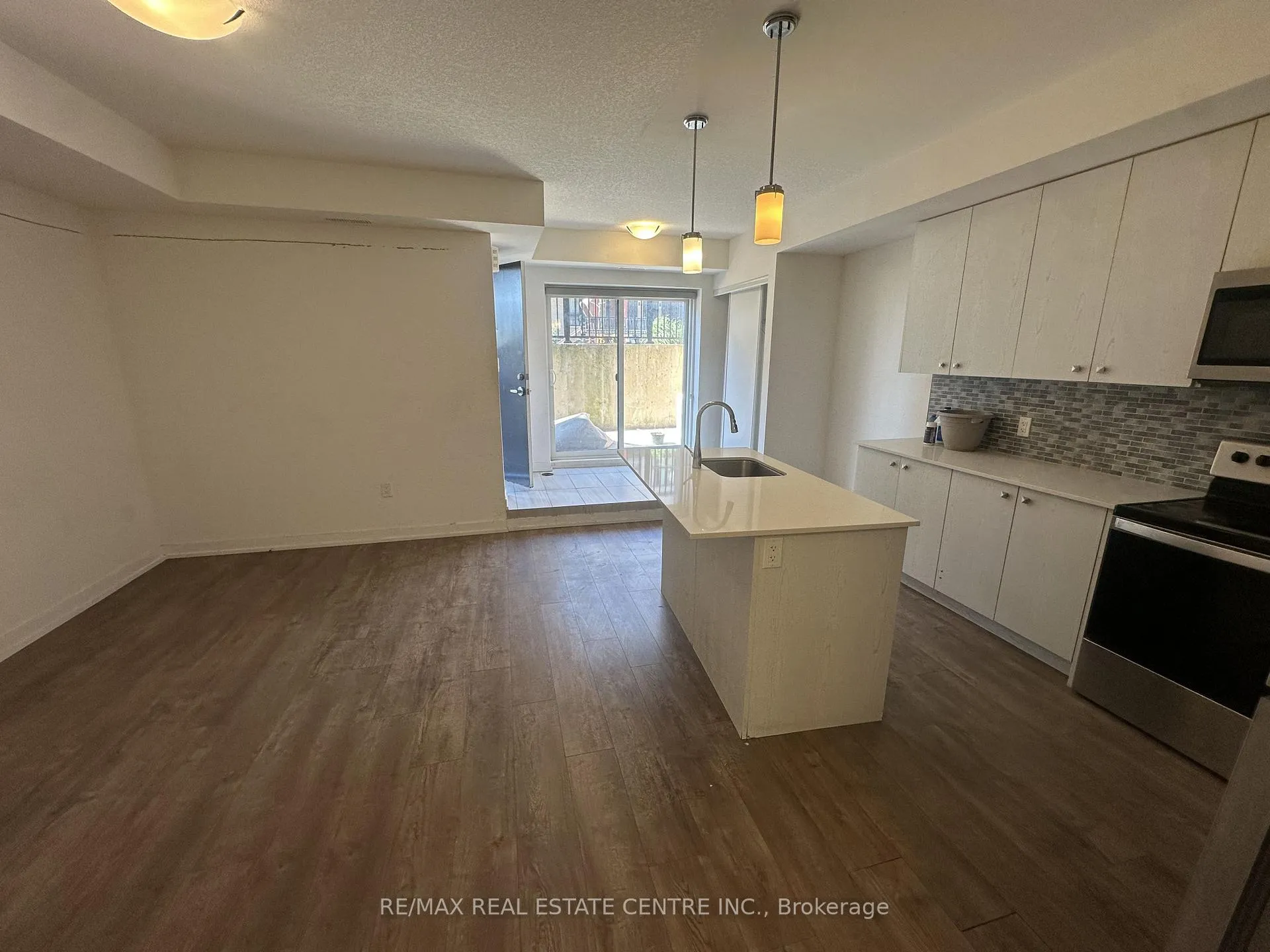 Photo 6 of Unit E9-20, 20 Palace Street, Kitchener, Laurentian Hills — HOMEH