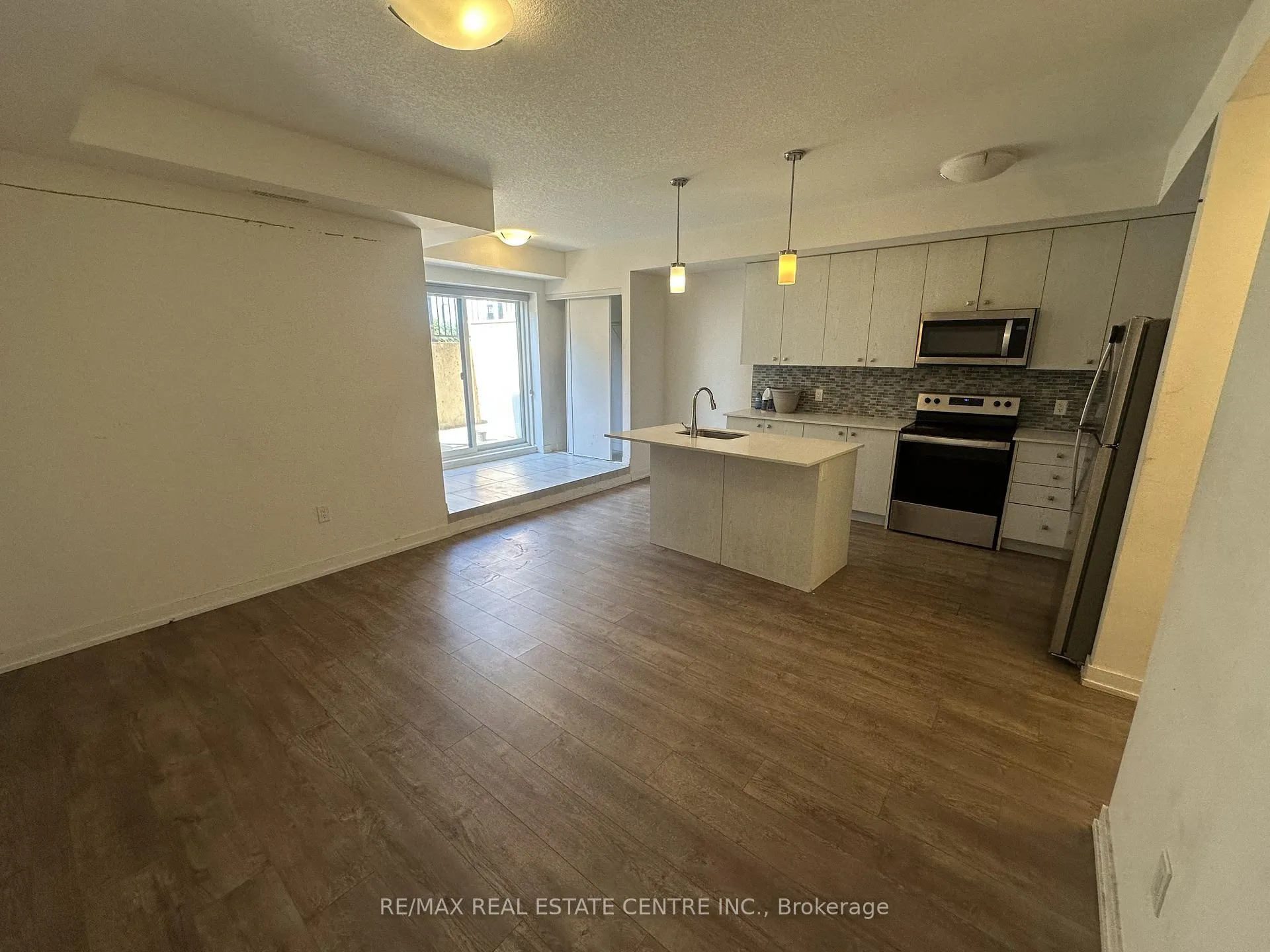 Photo 7 of Unit E9-20, 20 Palace Street, Kitchener, Laurentian Hills — HOMEH