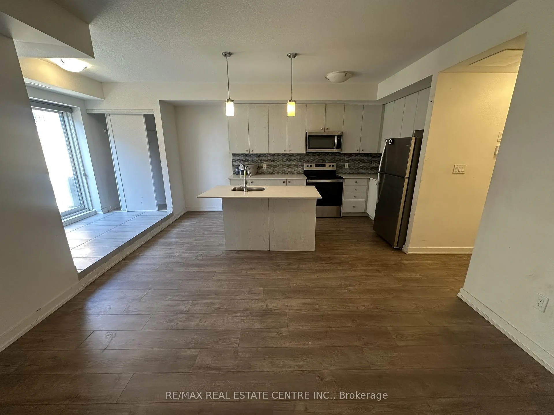 Photo 8 of Unit E9-20, 20 Palace Street, Kitchener, Laurentian Hills — HOMEH