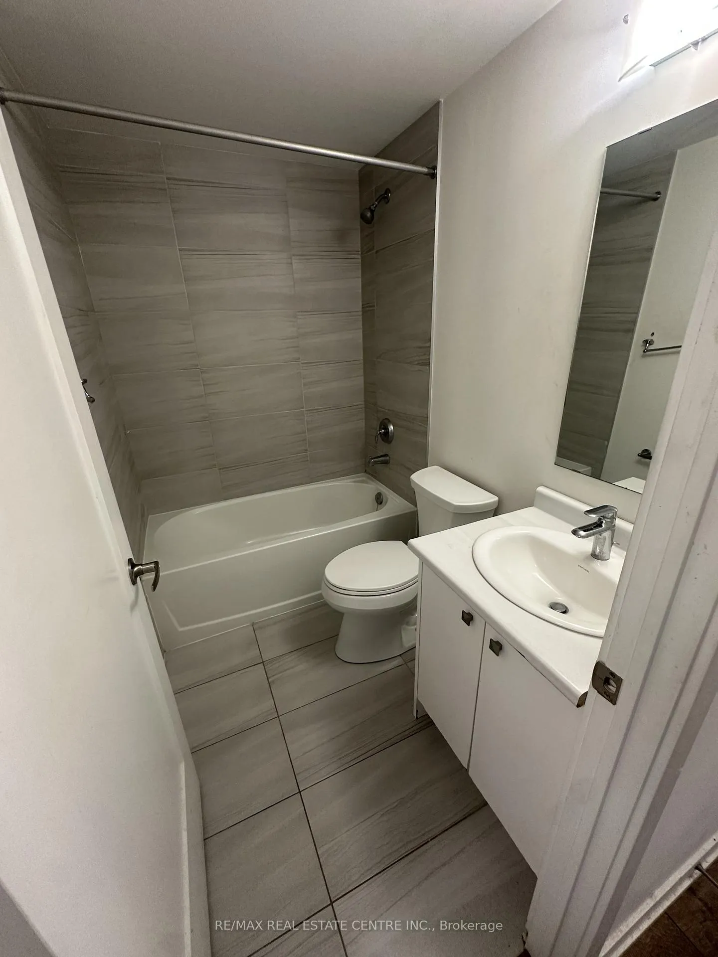 Photo 10 of Unit E9-20, 20 Palace Street, Kitchener, Laurentian Hills — HOMEH