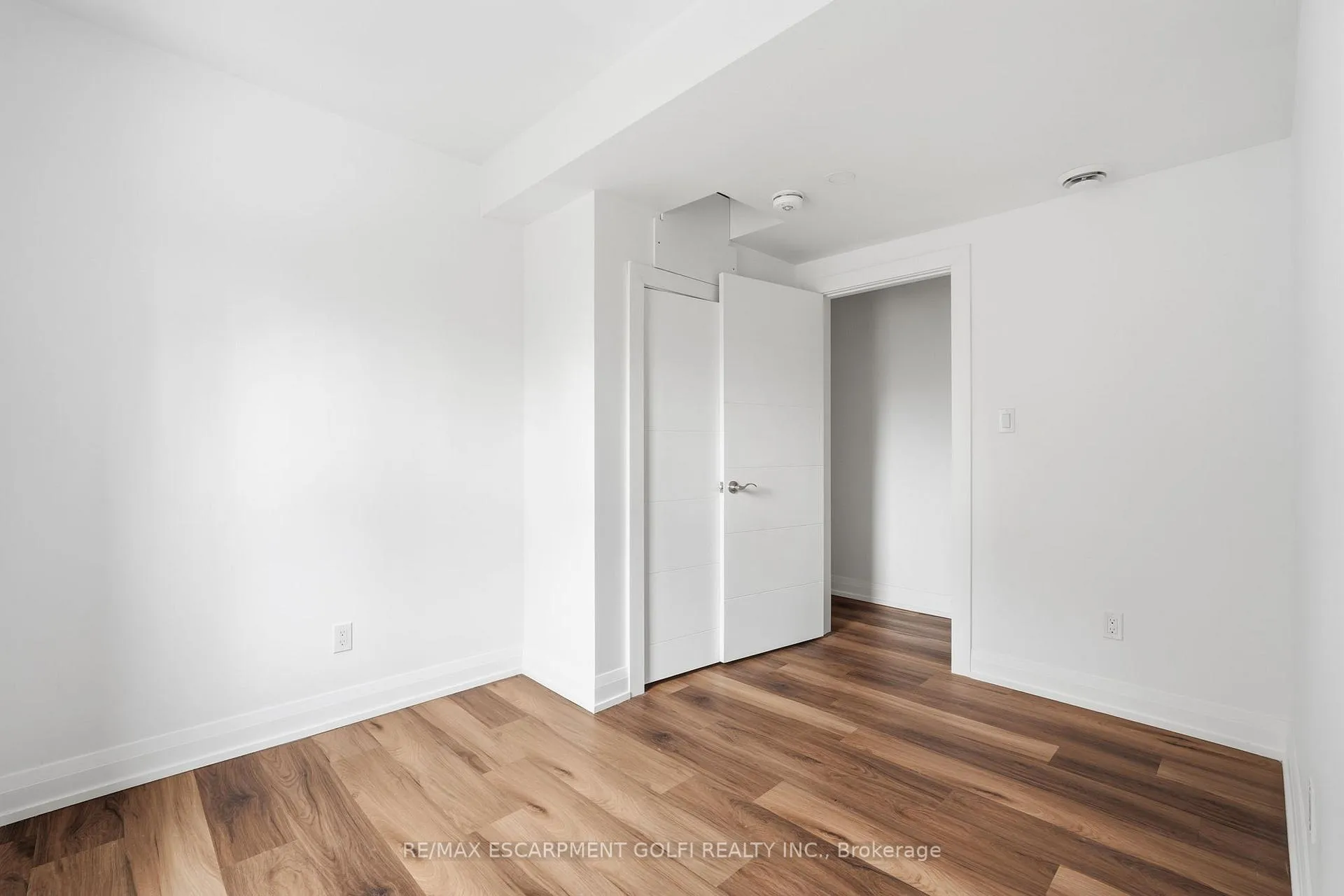 Photo 12 of Unit 2, 4876 Simcoe Street, Niagara Falls, Cherrywood — HOMEH