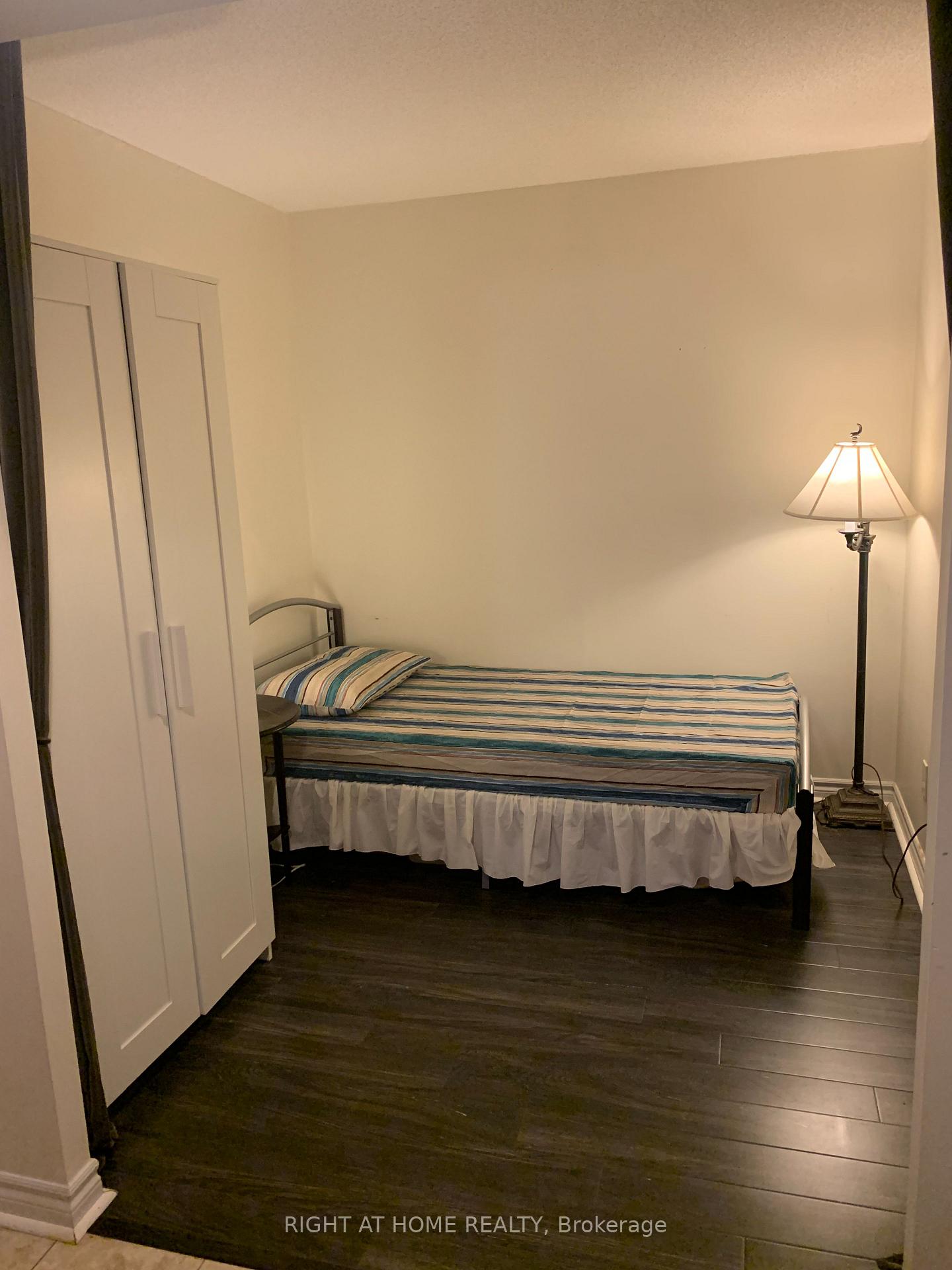 Photo 2 of Unit 901, 130 Pond Drive, Markham, Commerce Valley — HOMEH
