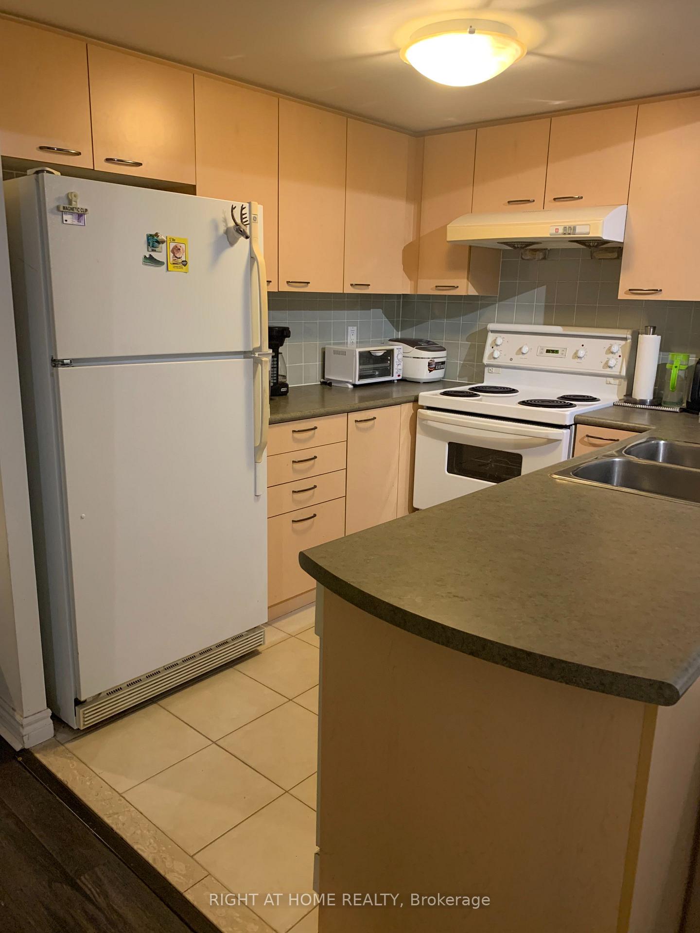 Photo 4 of Unit 901, 130 Pond Drive, Markham, Commerce Valley — HOMEH