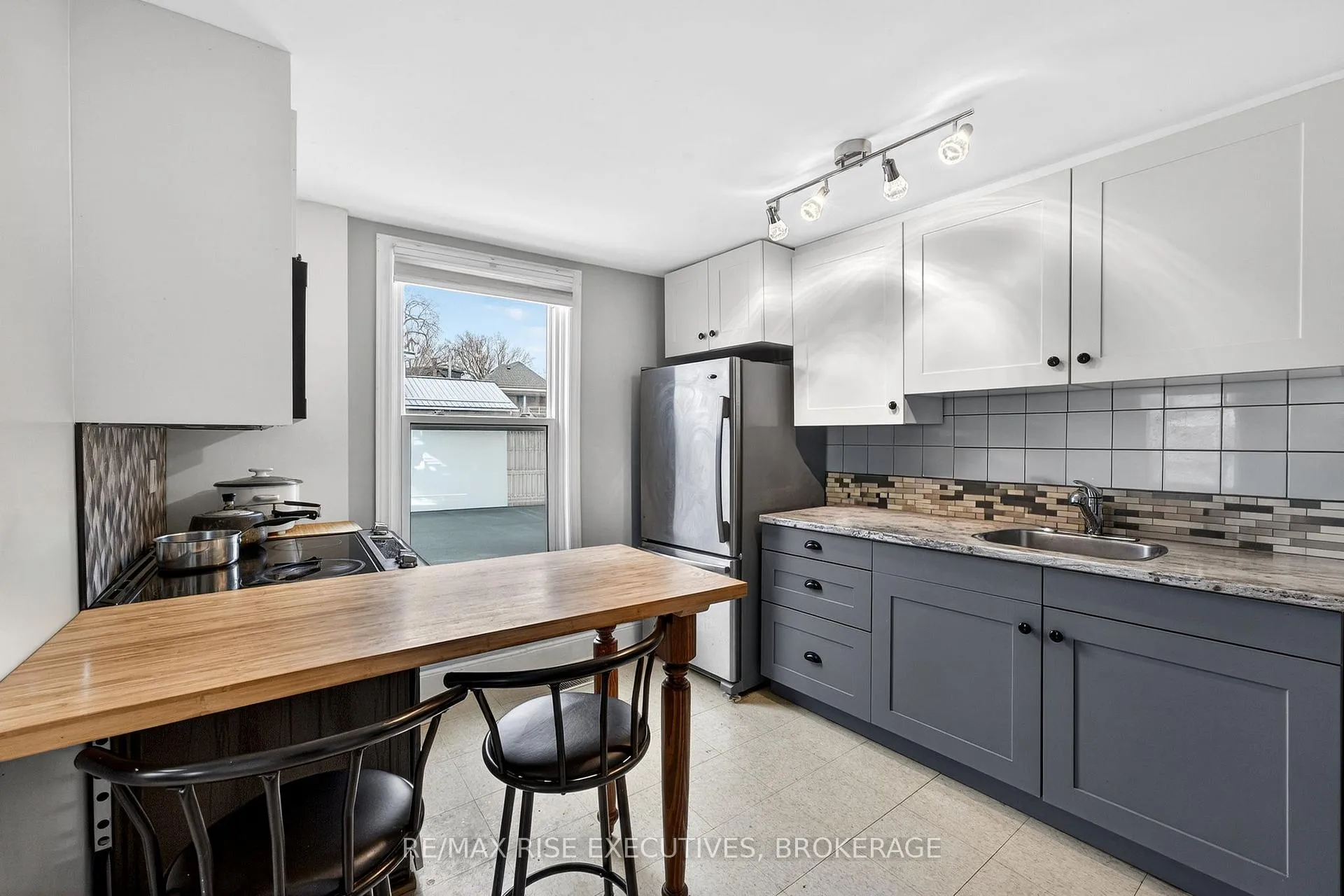 Photo 7 of 390 Division Street, Kingston, East of Sir John A. Blvd — HOMEH