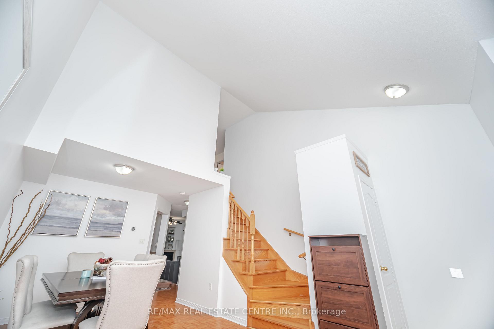 Photo 5 of 23 Quailvalley Drive, Brampton, Sandringham-Wellington — HOMEH