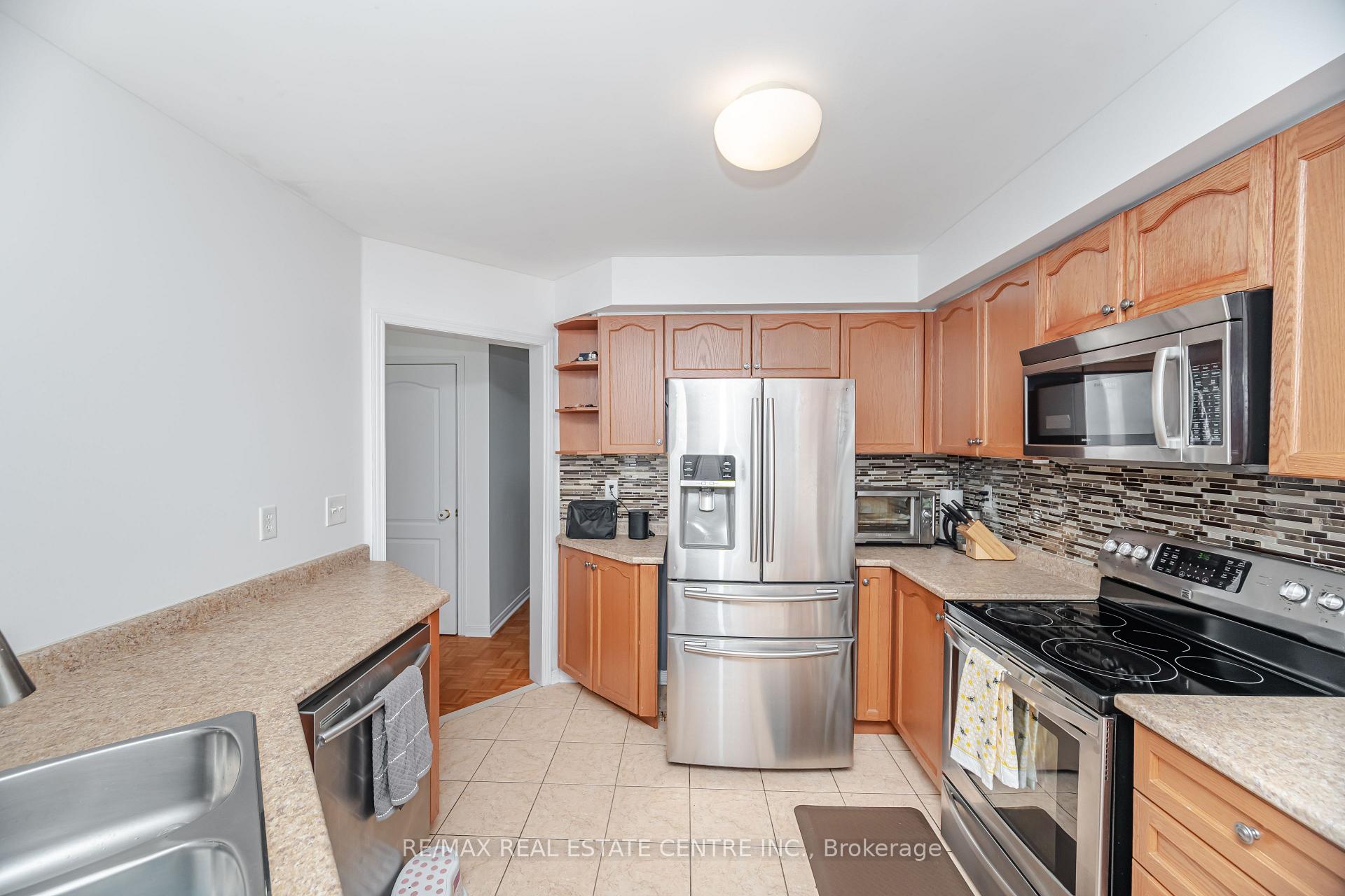 Photo 10 of 23 Quailvalley Drive, Brampton, Sandringham-Wellington — HOMEH
