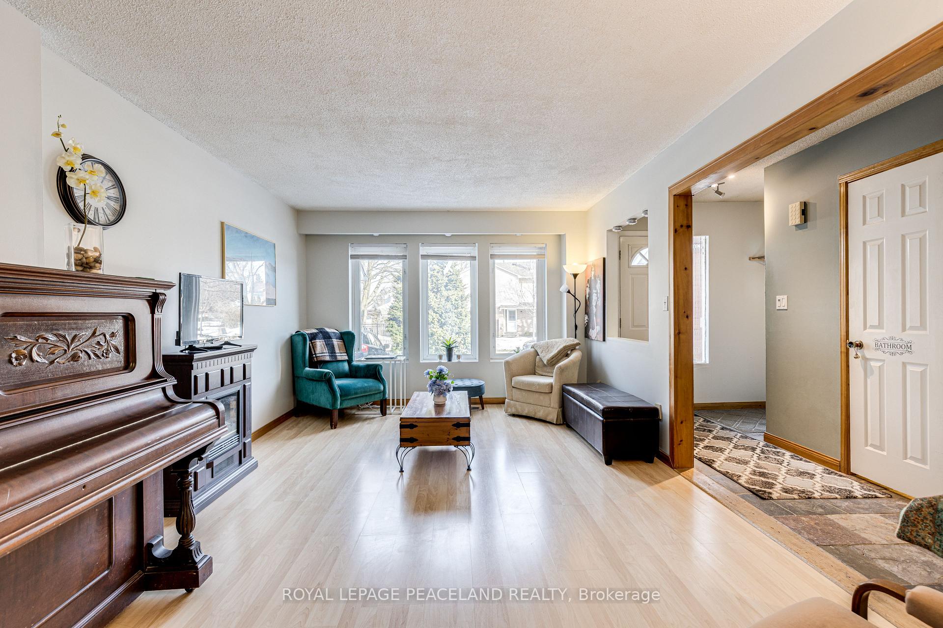 Photo 2 of 7 Sandusky Crescent, Aurora, Aurora Highlands — HOMEH