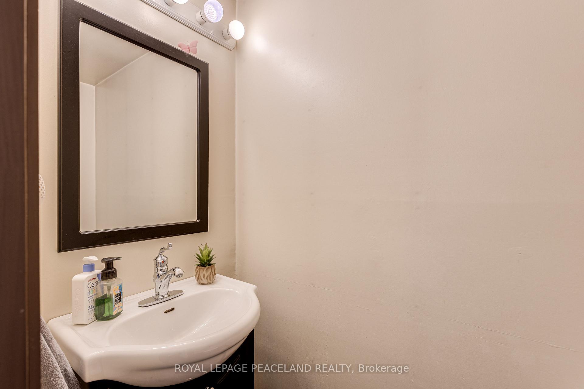 Photo 6 of 7 Sandusky Crescent, Aurora, Aurora Highlands — HOMEH