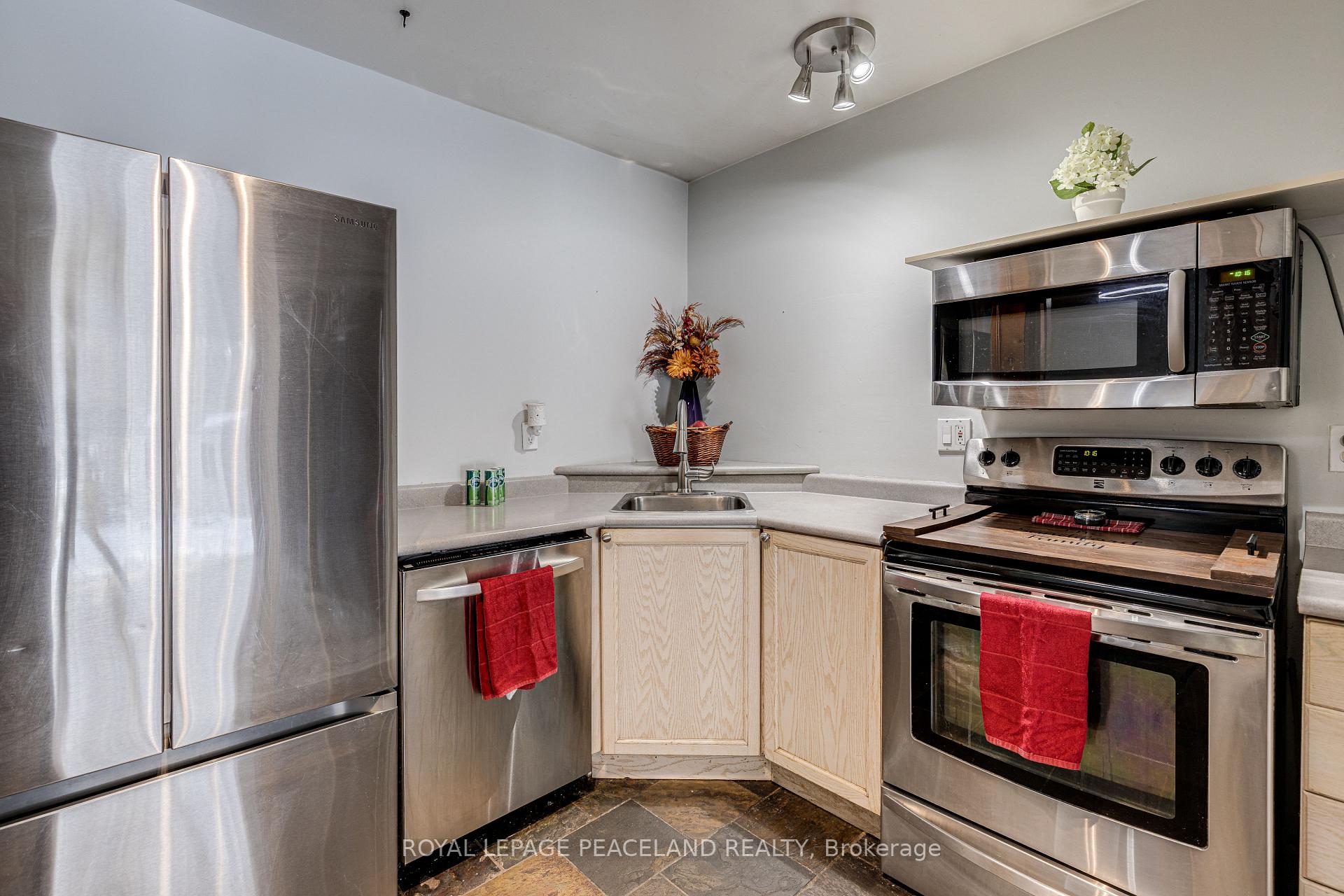 Photo 10 of 7 Sandusky Crescent, Aurora, Aurora Highlands — HOMEH