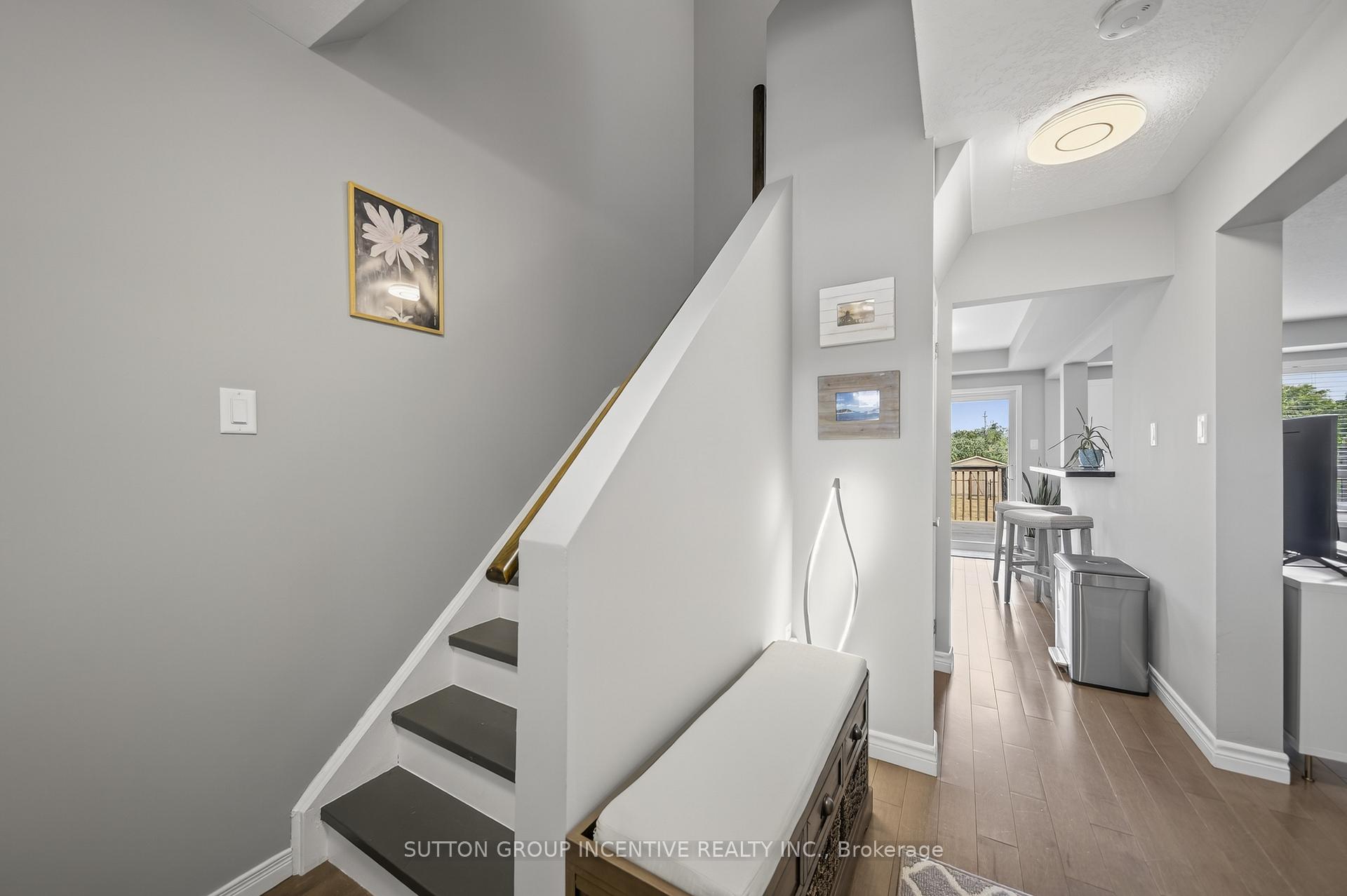 Photo 4 of 9 Sunset Place, Barrie, Holly — HOMEH