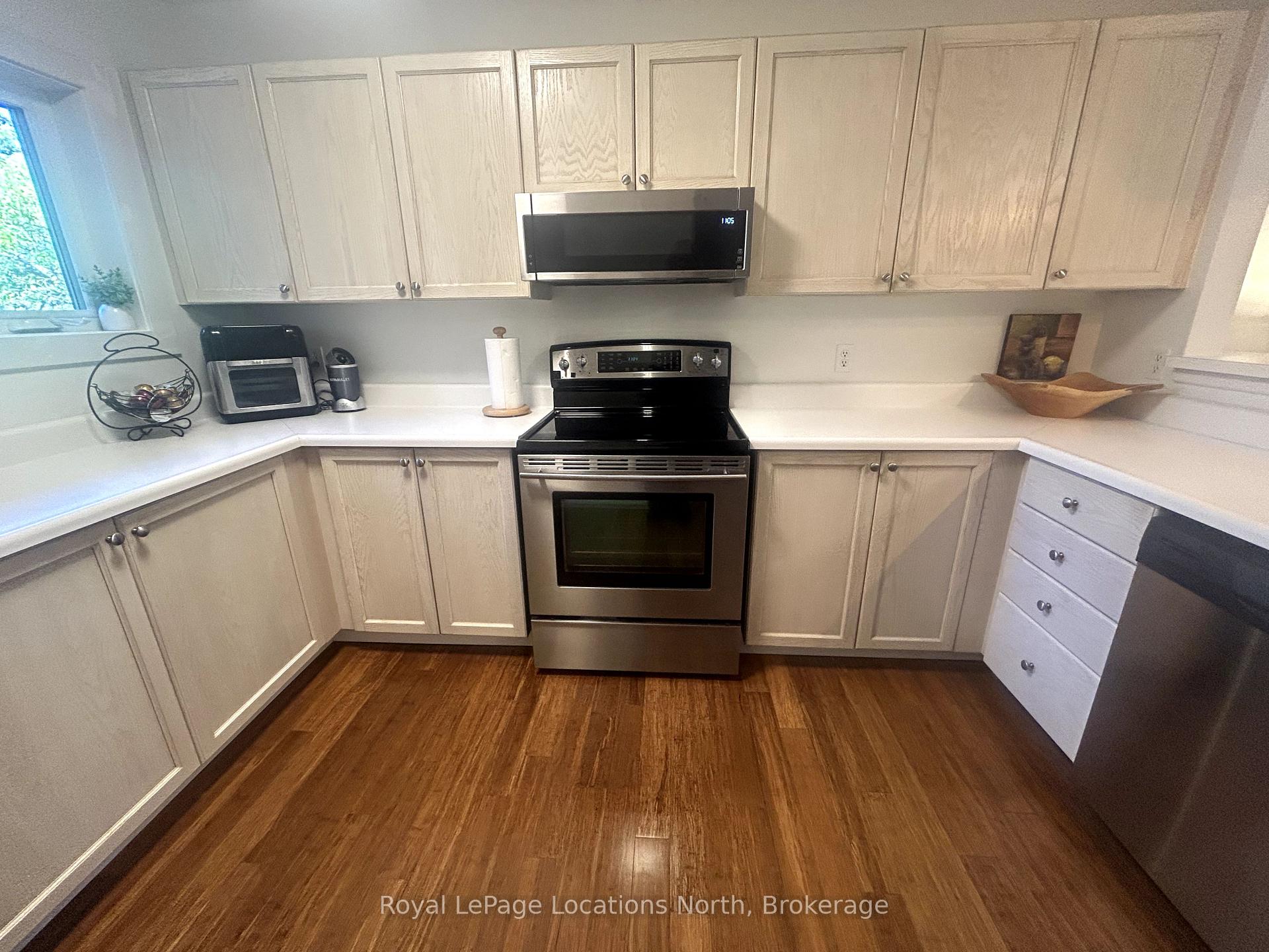 Photo 2 of 912 Cedar Pointe Court, Collingwood — HOMEH